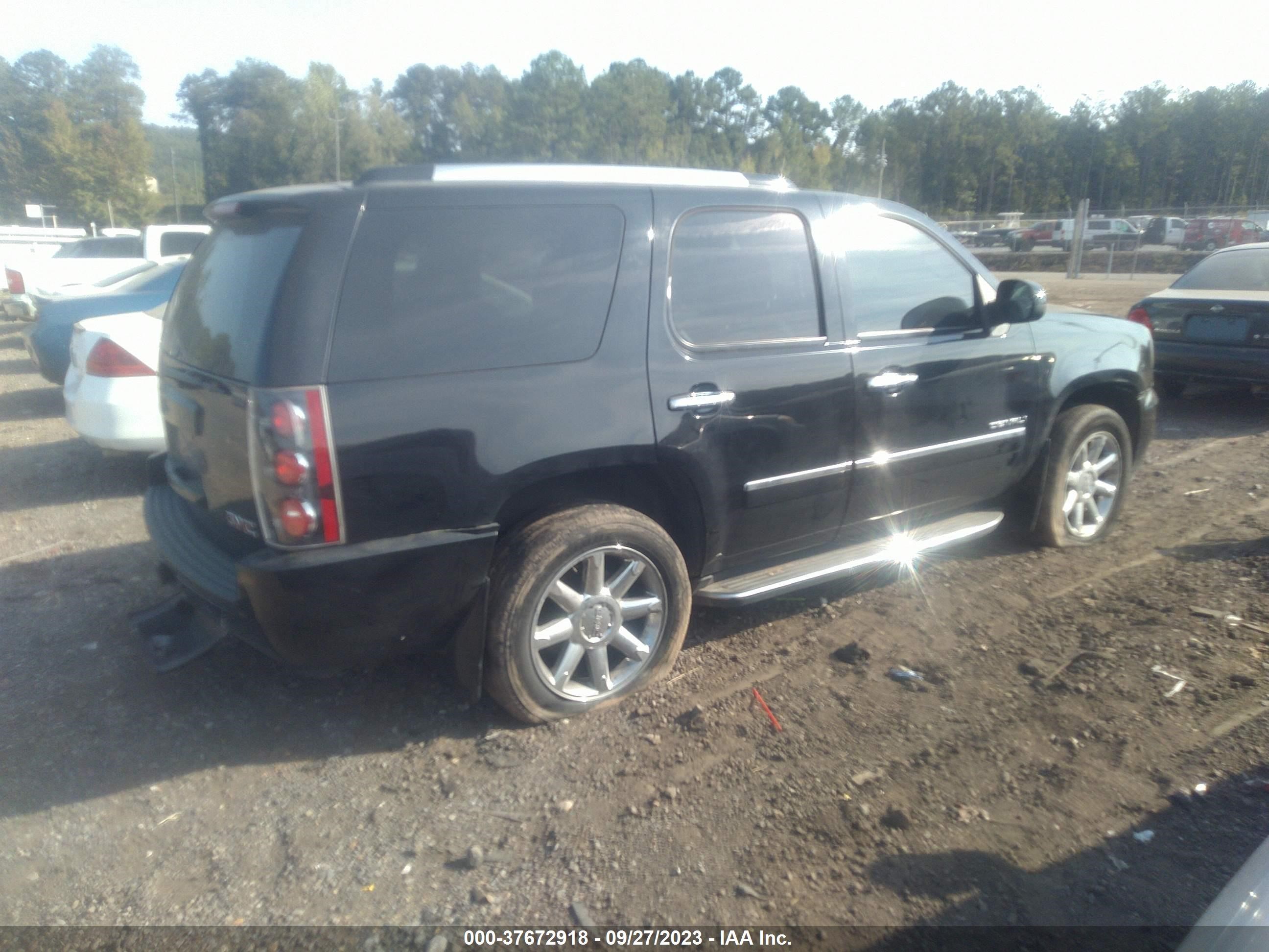 Photo 3 VIN: 1GKS1EEF4DR152143 - GMC YUKON 