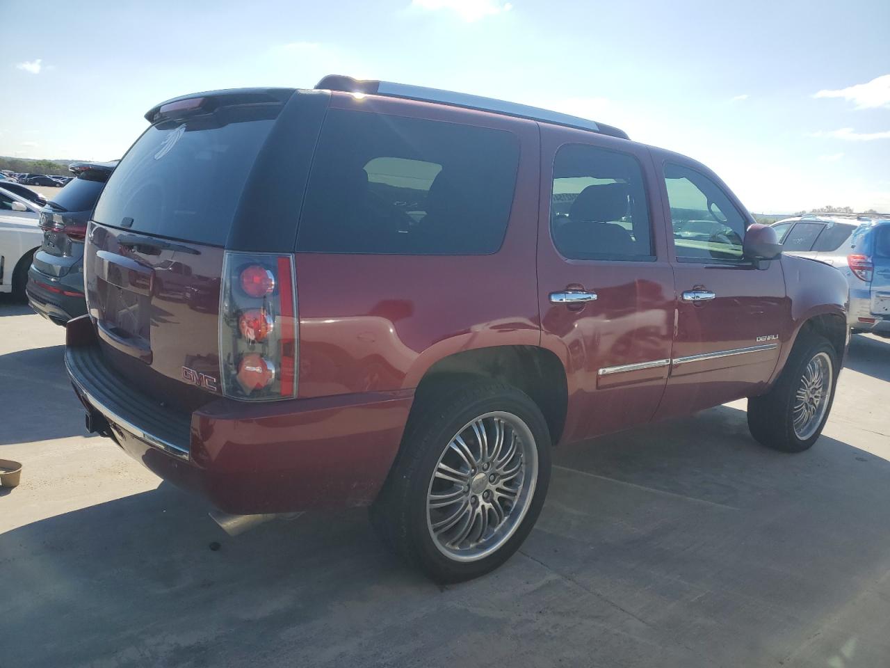 Photo 2 VIN: 1GKS1EEF7BR152943 - GMC YUKON 