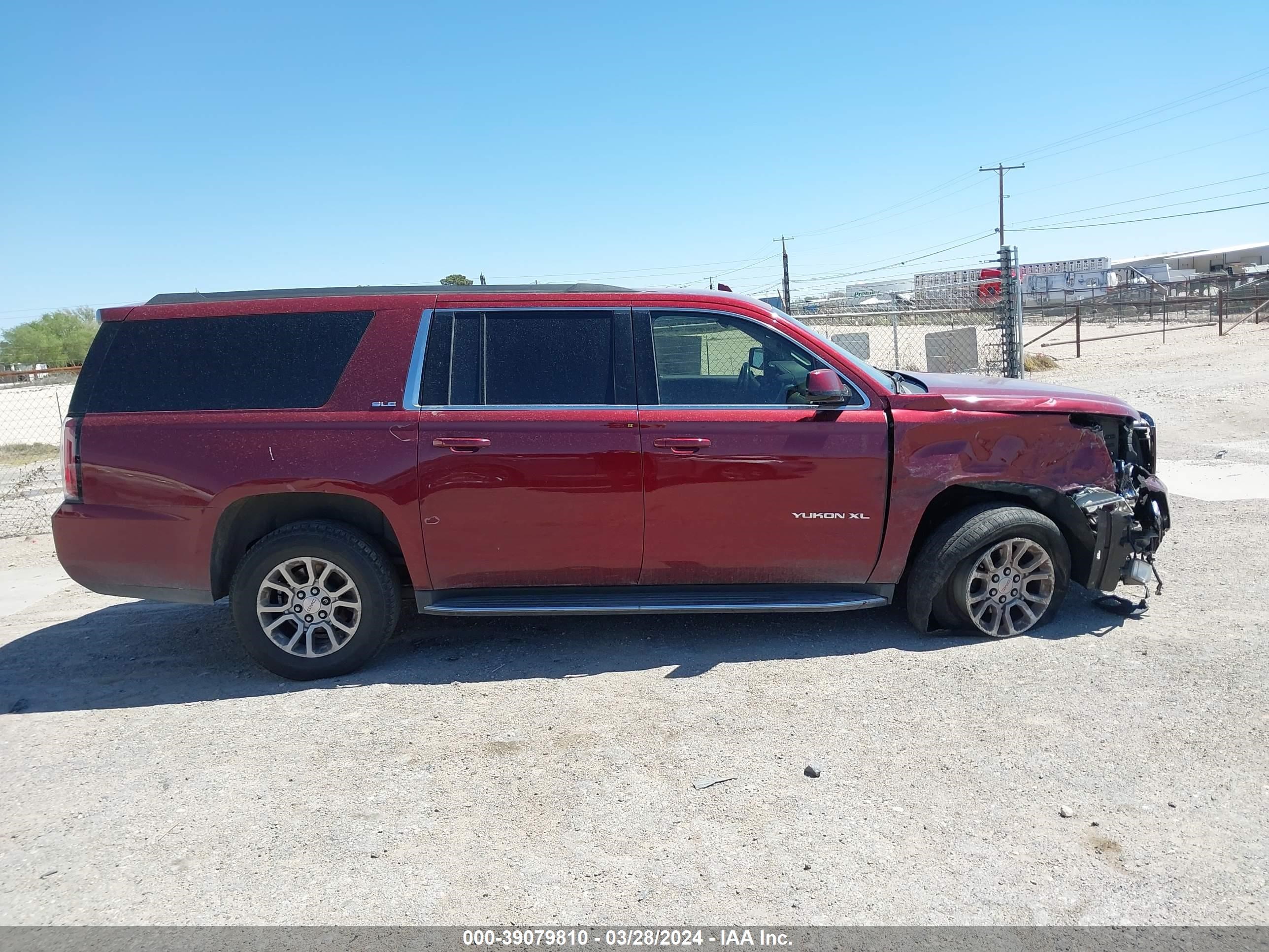 Photo 12 VIN: 1GKS1FKC8JR321589 - GMC YUKON 