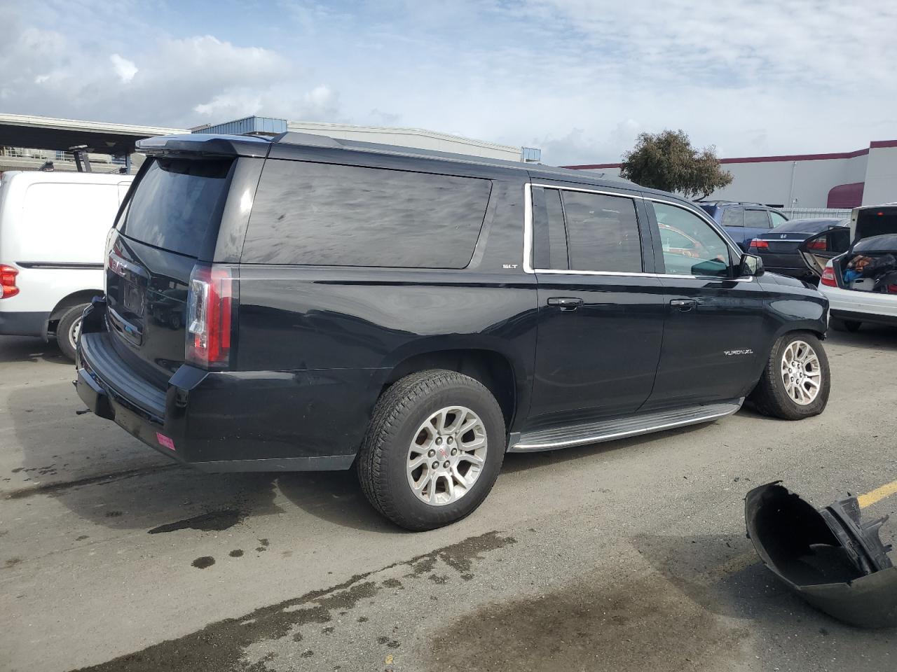 Photo 2 VIN: 1GKS1GKC4JR303516 - GMC YUKON 