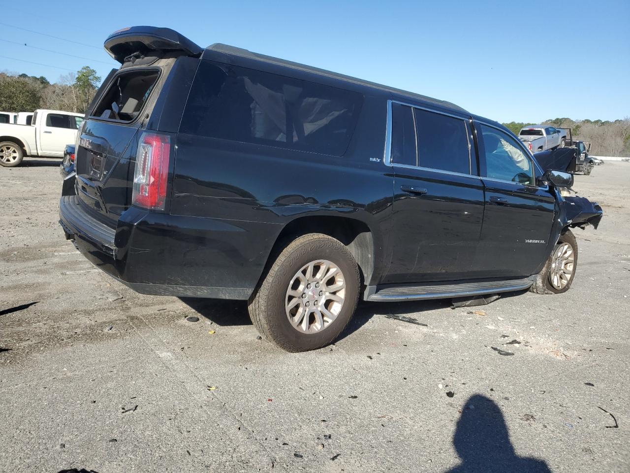 Photo 2 VIN: 1GKS1GKC6JR333696 - GMC YUKON 