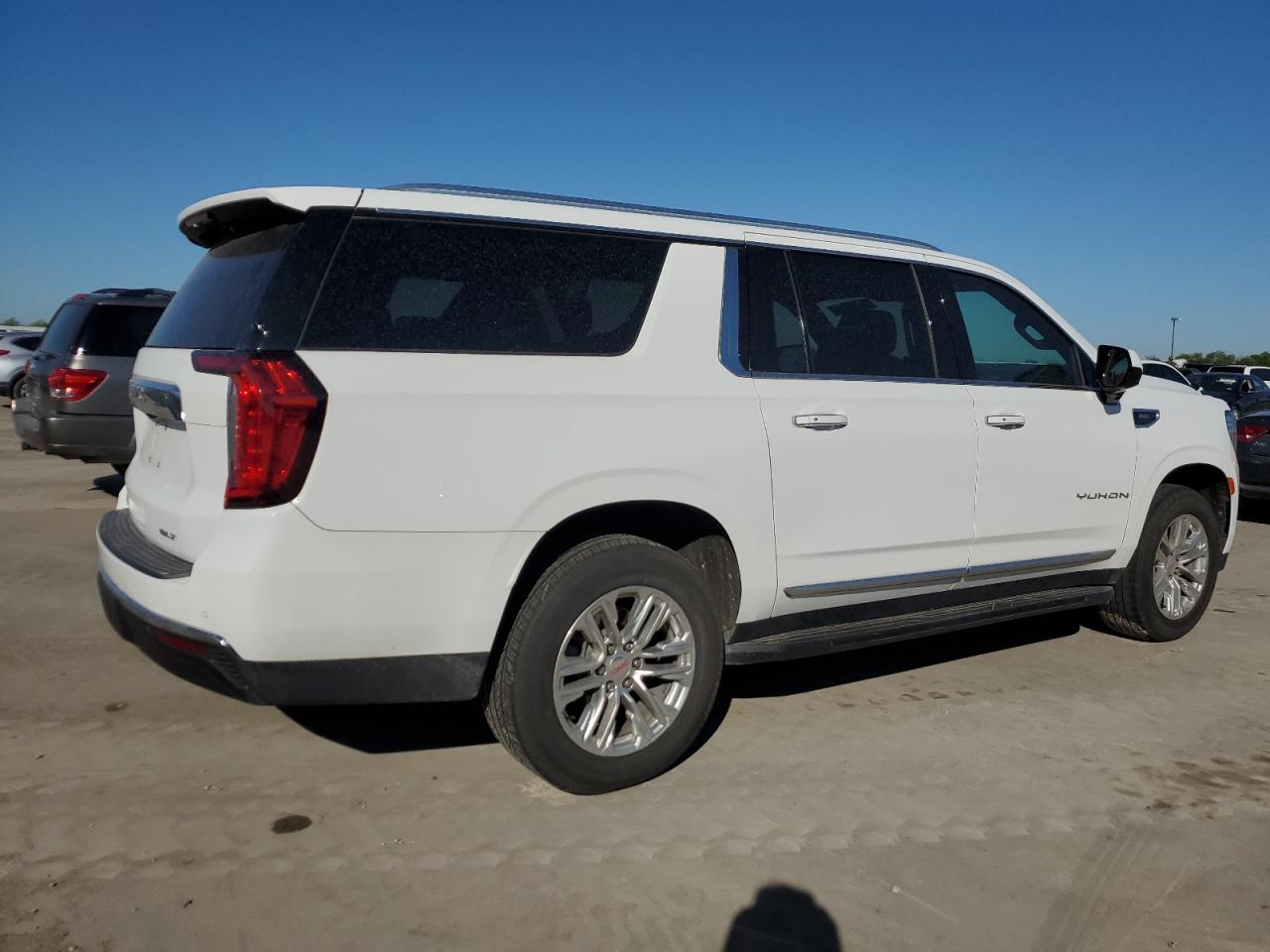 Photo 2 VIN: 1GKS1GKD7MR269228 - GMC YUKON 