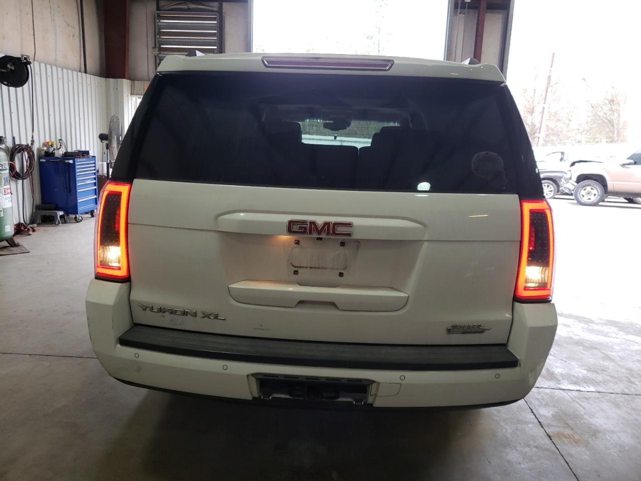 Photo 5 VIN: 1GKS1HKC2FR192963 - GMC YUKON 