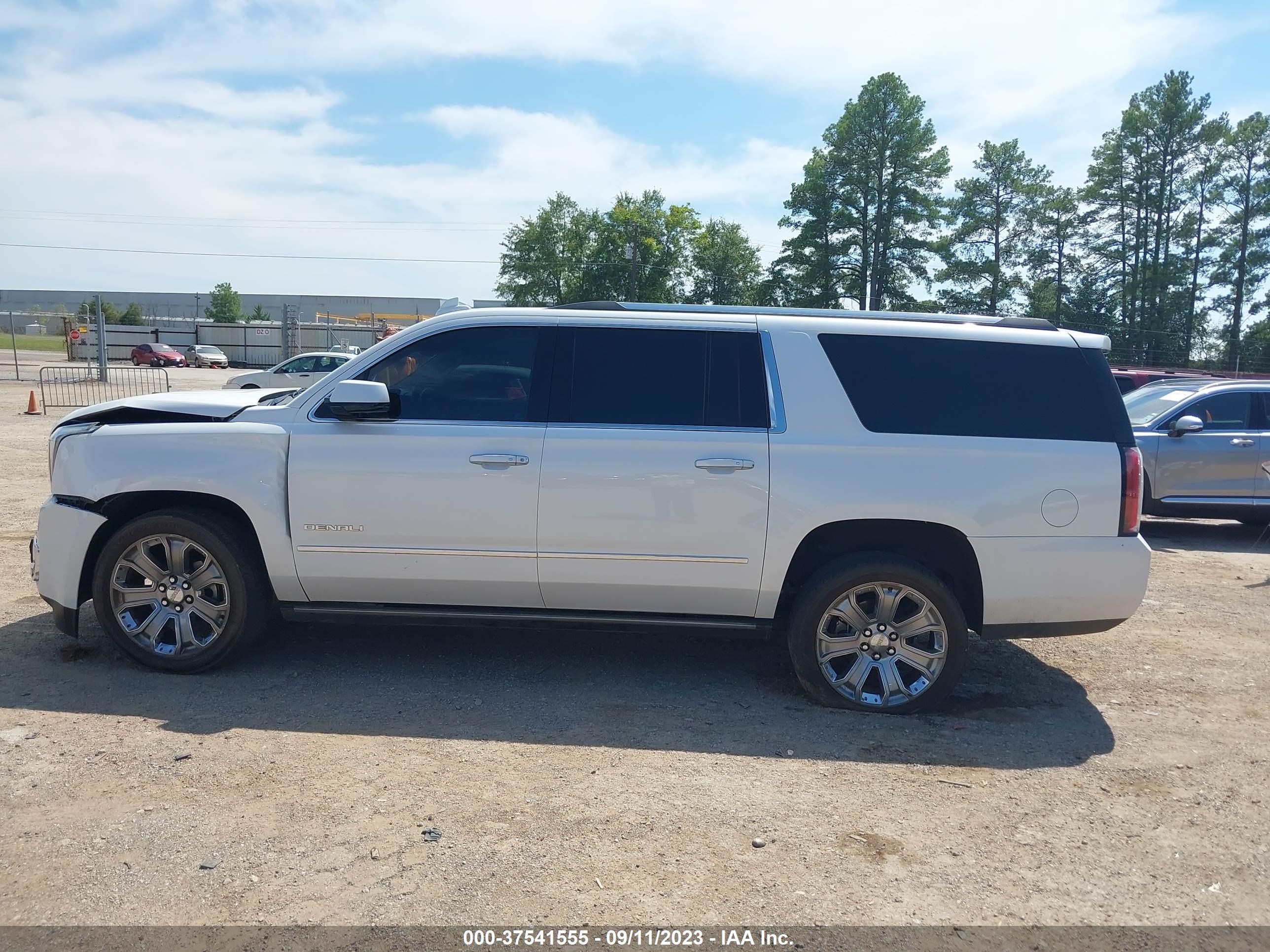 Photo 13 VIN: 1GKS1HKJ0HR344191 - GMC YUKON 