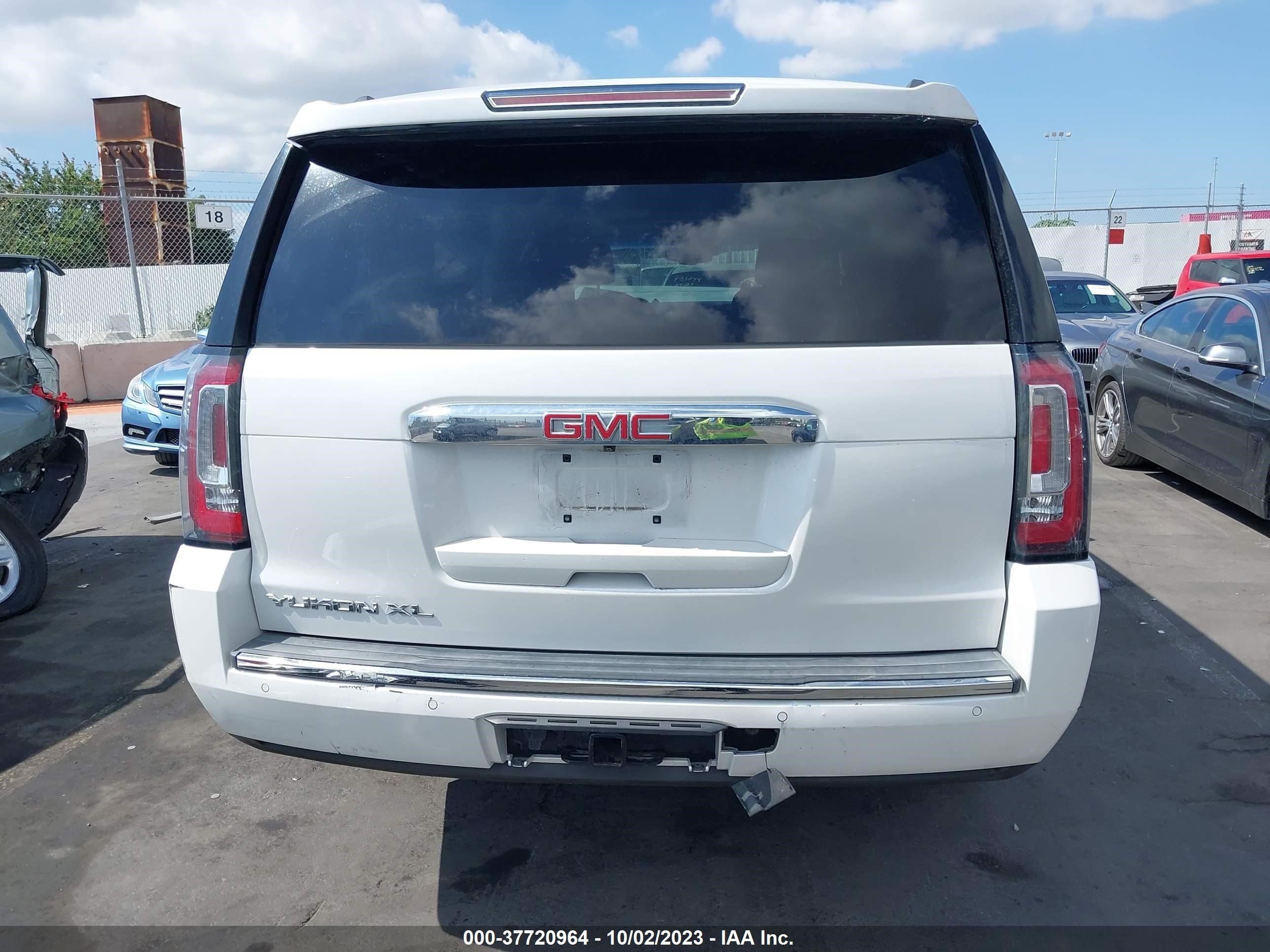 Photo 16 VIN: 1GKS1HKJ2HR374891 - GMC YUKON 