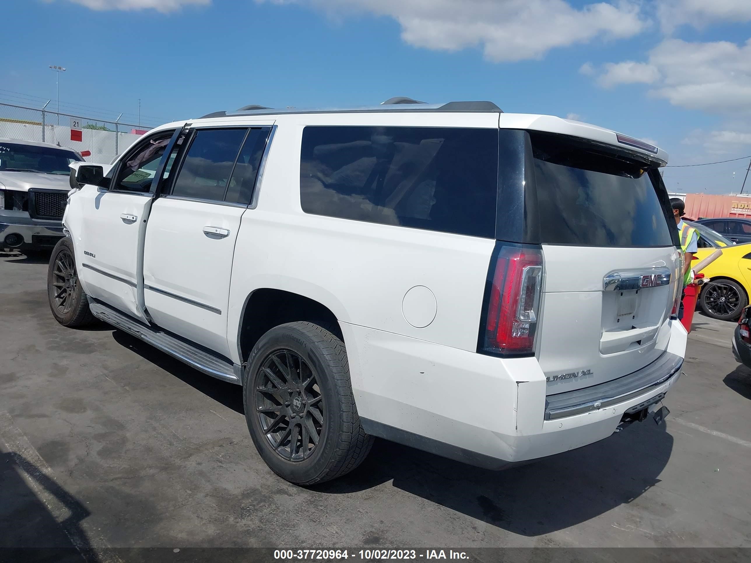 Photo 2 VIN: 1GKS1HKJ2HR374891 - GMC YUKON 