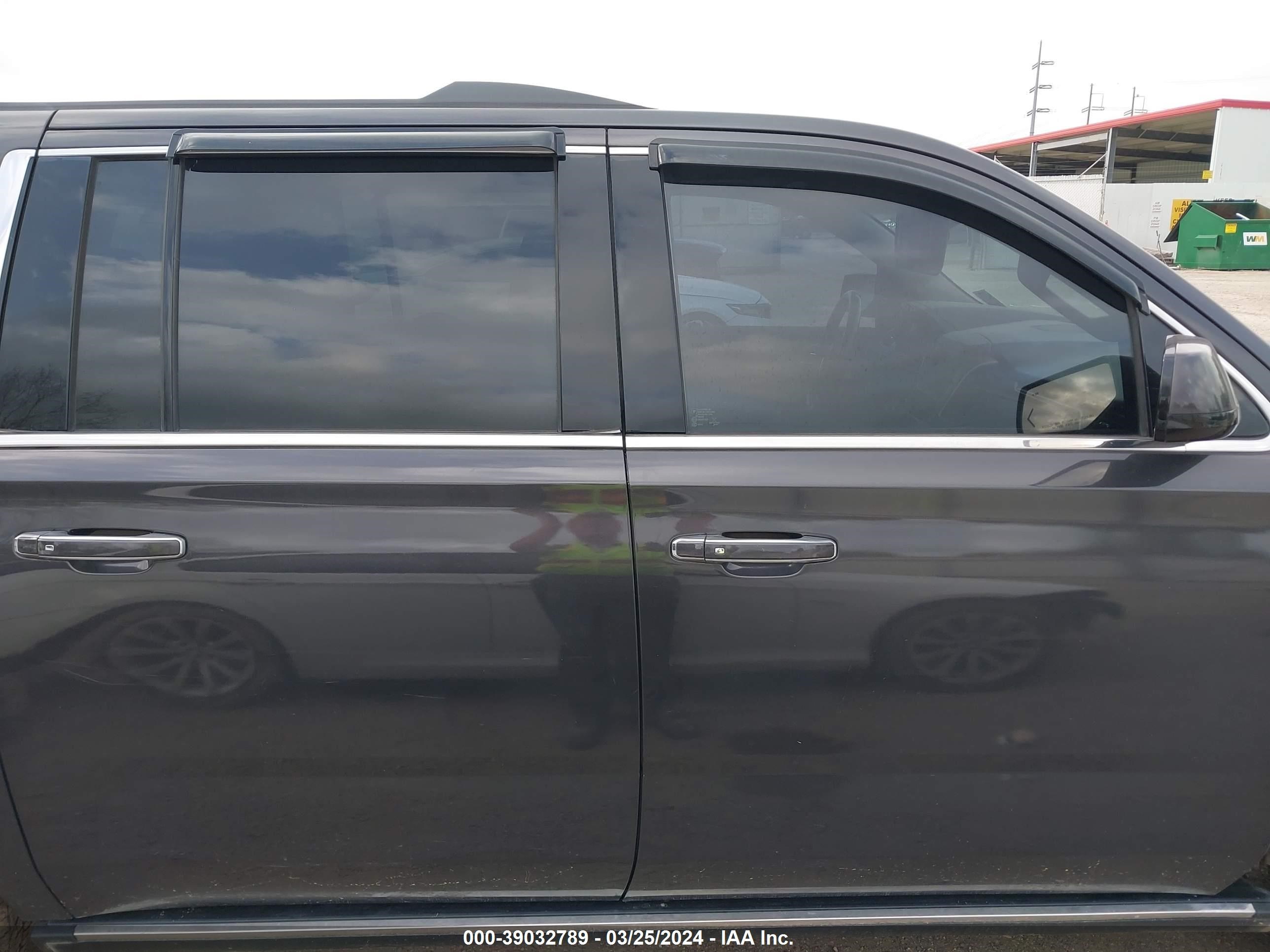 Photo 13 VIN: 1GKS1HKJ7JR164003 - GMC YUKON 