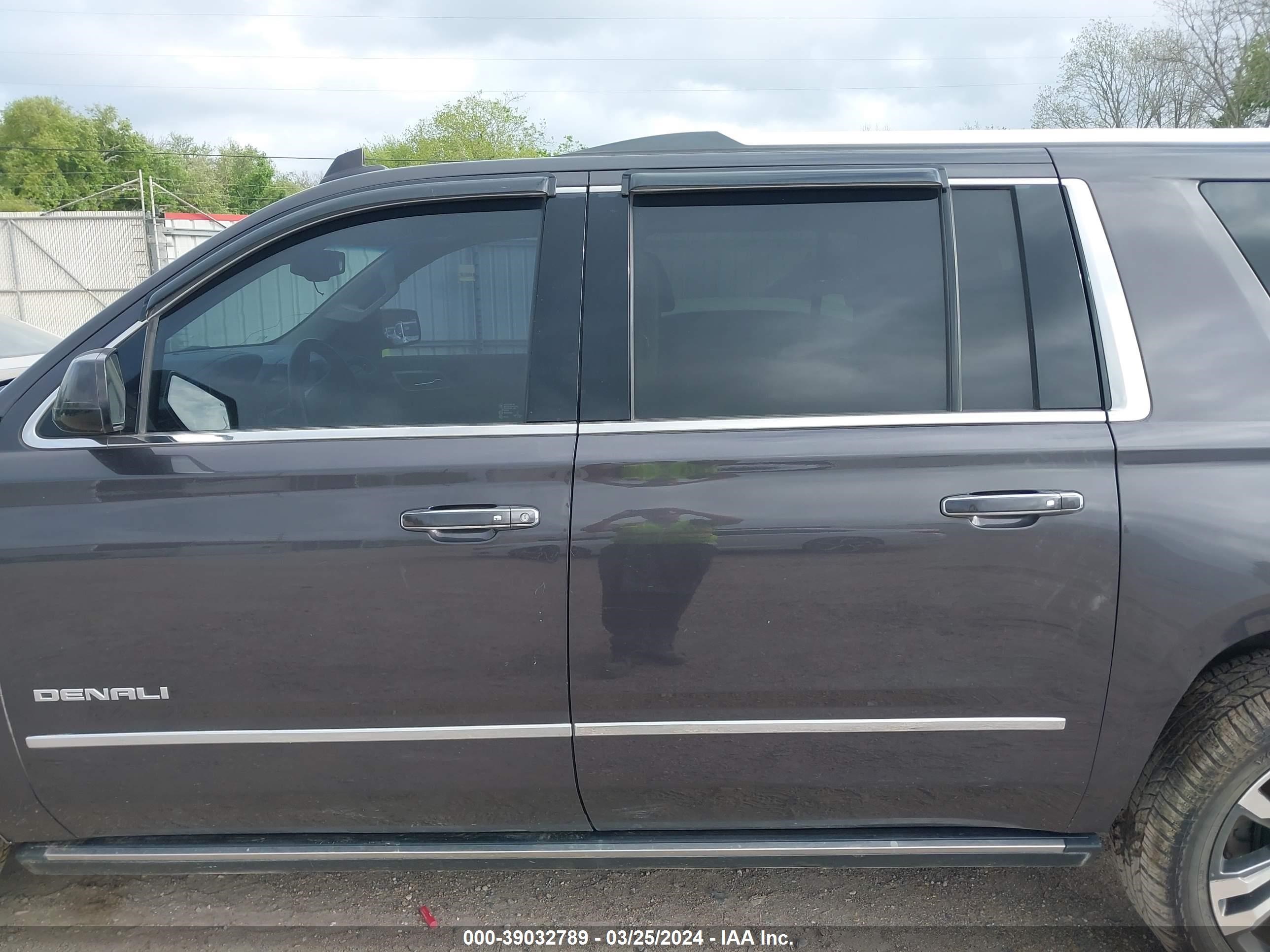 Photo 14 VIN: 1GKS1HKJ7JR164003 - GMC YUKON 