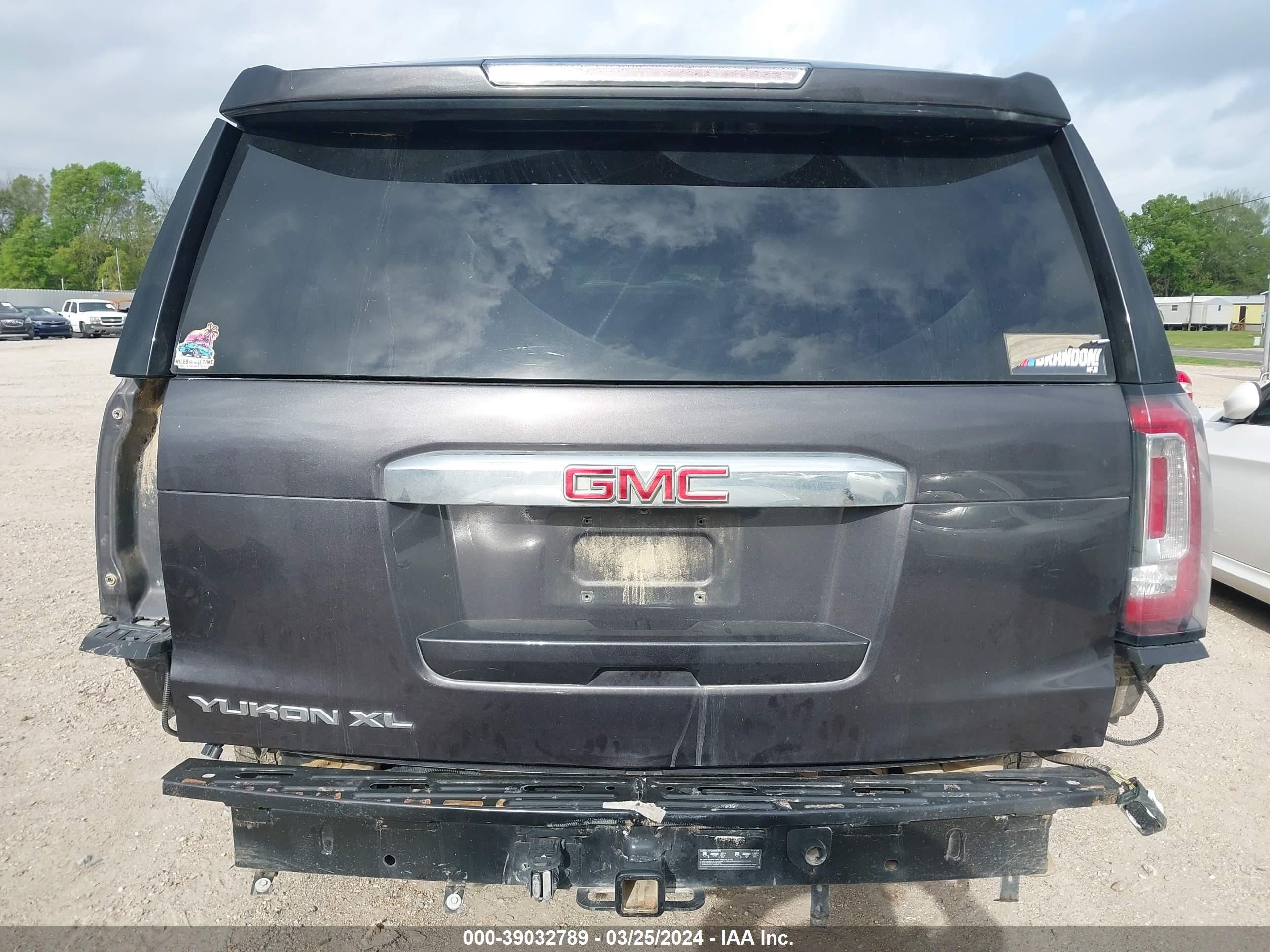 Photo 16 VIN: 1GKS1HKJ7JR164003 - GMC YUKON 