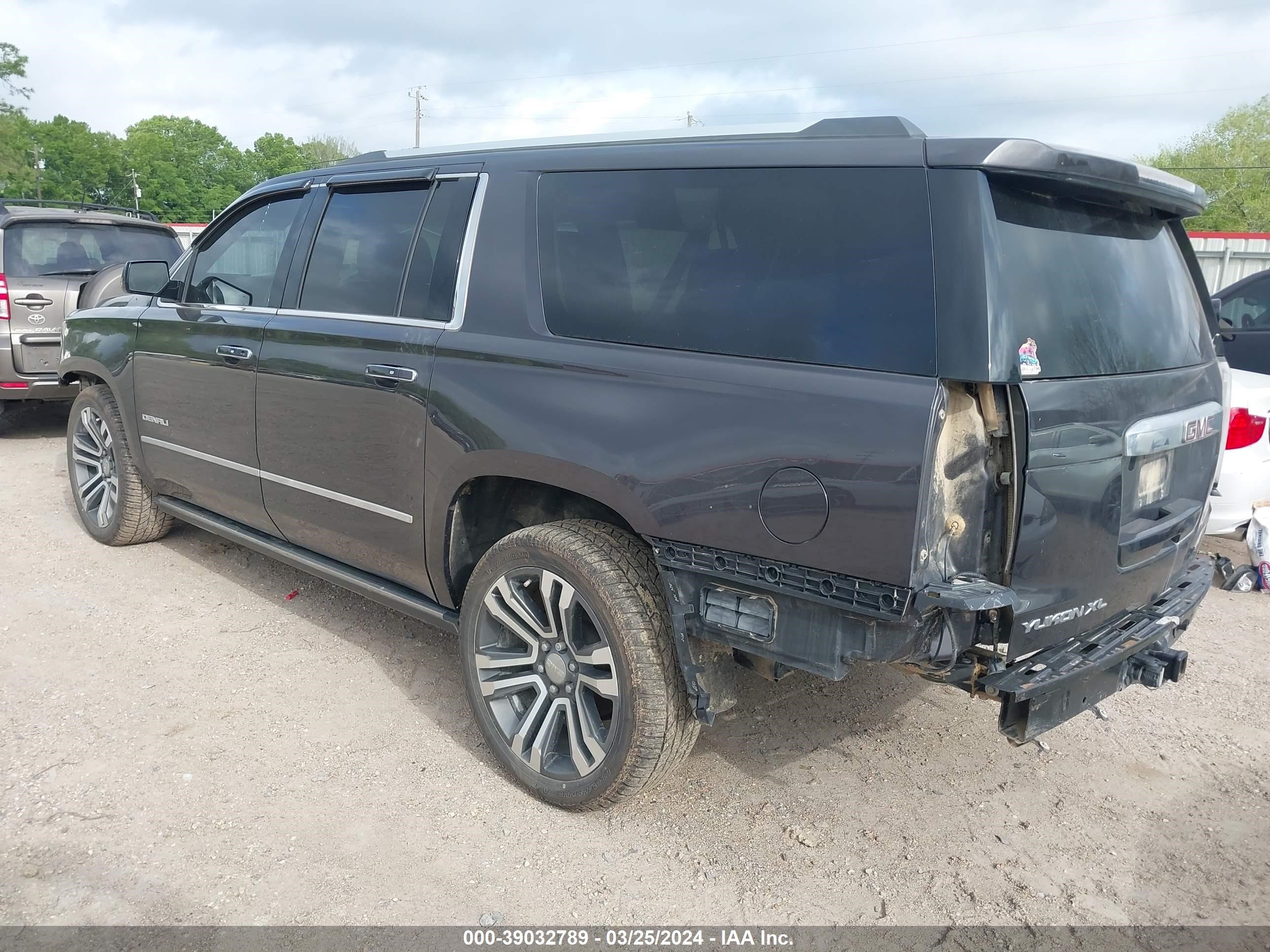 Photo 2 VIN: 1GKS1HKJ7JR164003 - GMC YUKON 