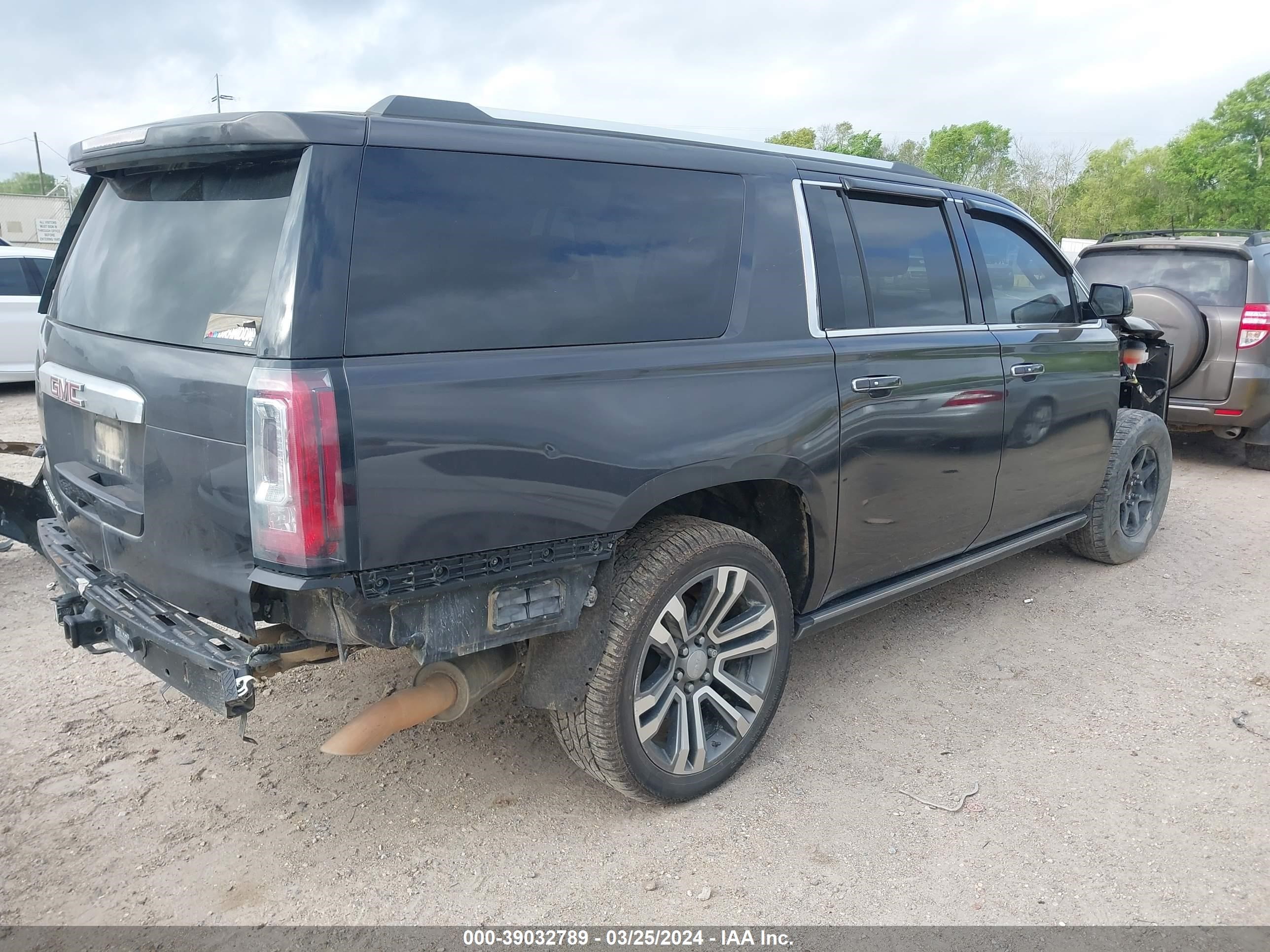 Photo 3 VIN: 1GKS1HKJ7JR164003 - GMC YUKON 