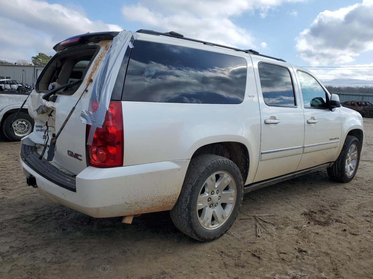 Photo 2 VIN: 1GKS1KE00BR301283 - GMC YUKON 