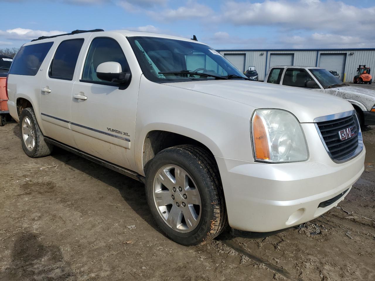 Photo 3 VIN: 1GKS1KE00BR301283 - GMC YUKON 