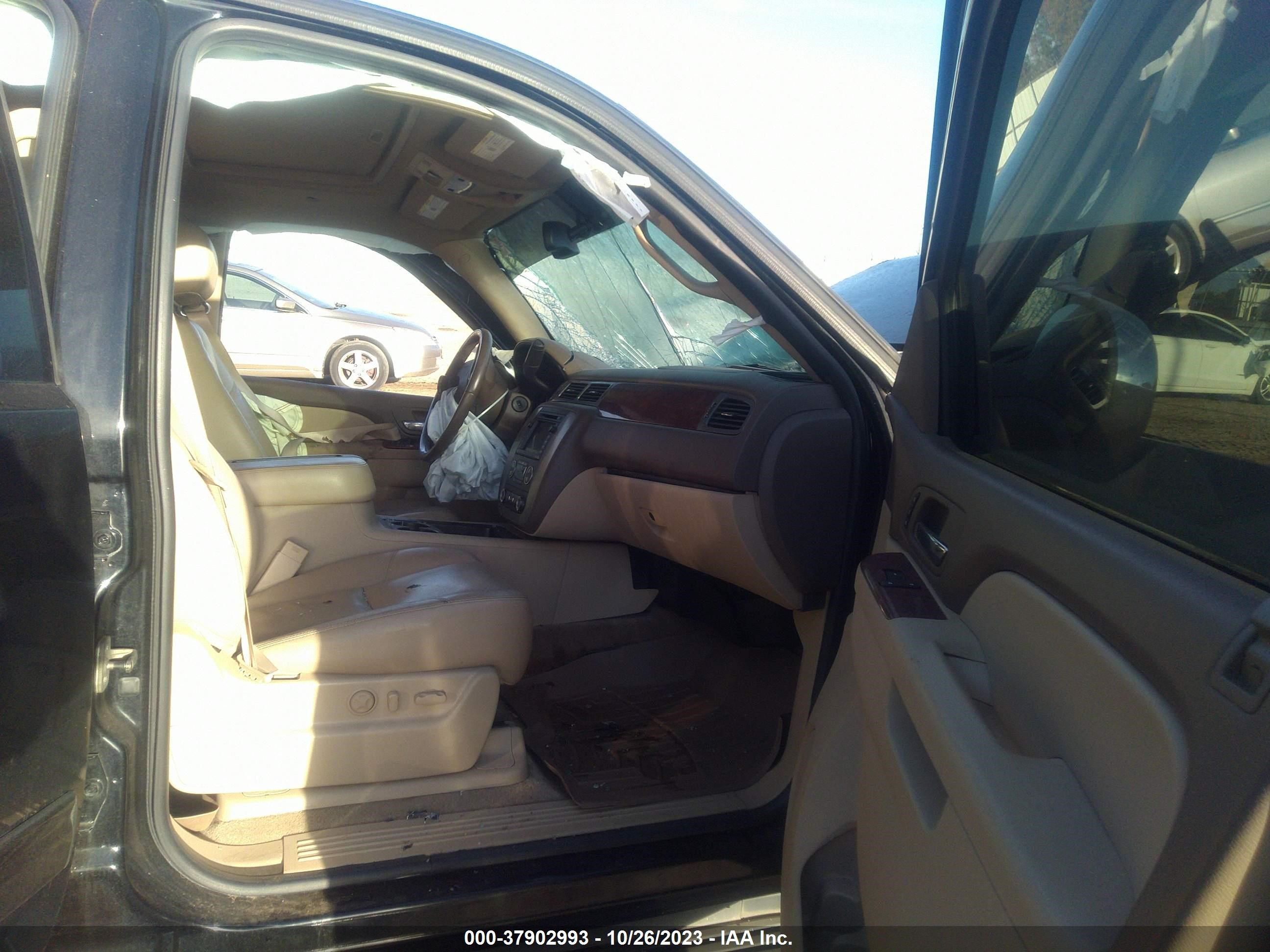 Photo 4 VIN: 1GKS1KE02BR235707 - GMC YUKON 