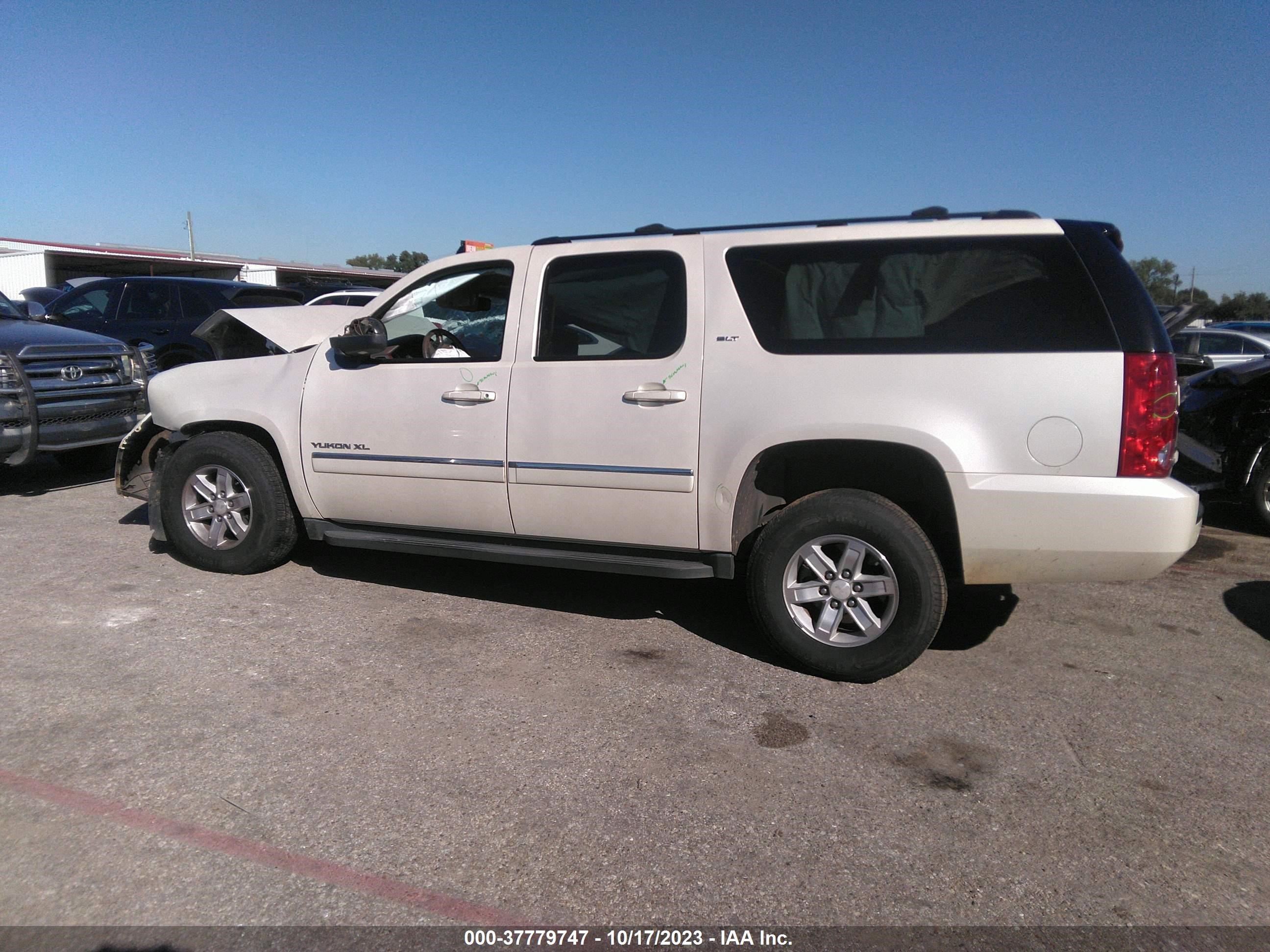 Photo 13 VIN: 1GKS1KE04CR131740 - GMC YUKON 