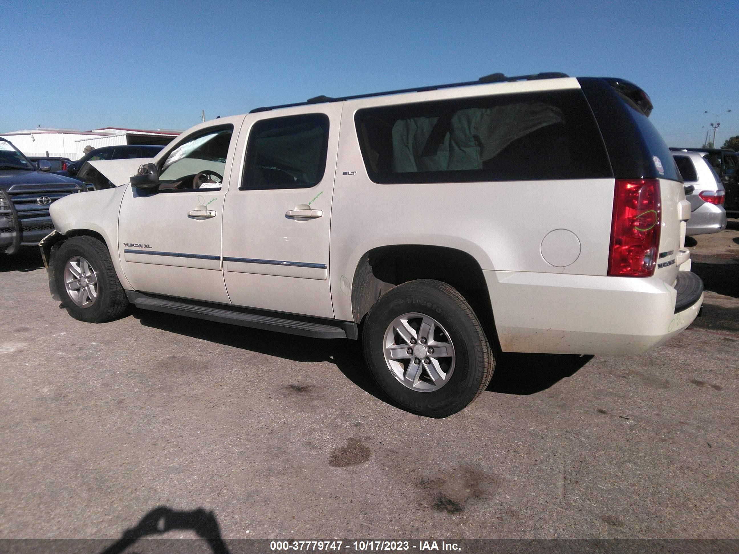 Photo 2 VIN: 1GKS1KE04CR131740 - GMC YUKON 