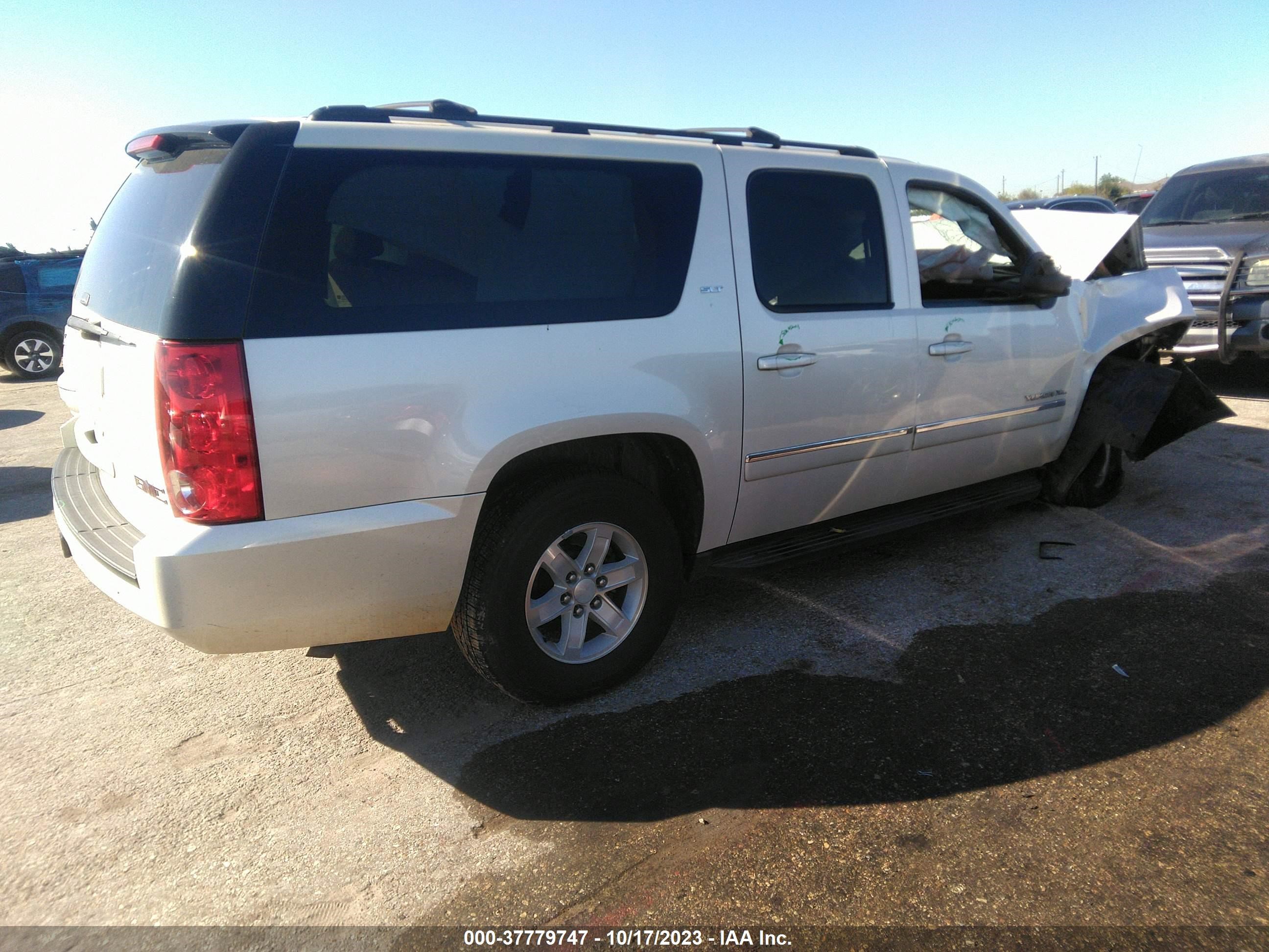 Photo 3 VIN: 1GKS1KE04CR131740 - GMC YUKON 