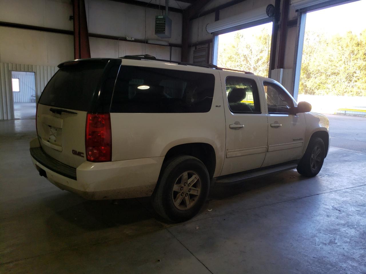 Photo 2 VIN: 1GKS1KE0XDR159642 - GMC YUKON 