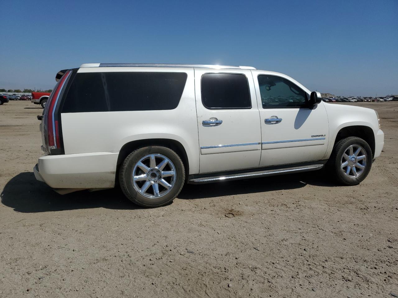 Photo 2 VIN: 1GKS1MEF5BR117943 - GMC YUKON 