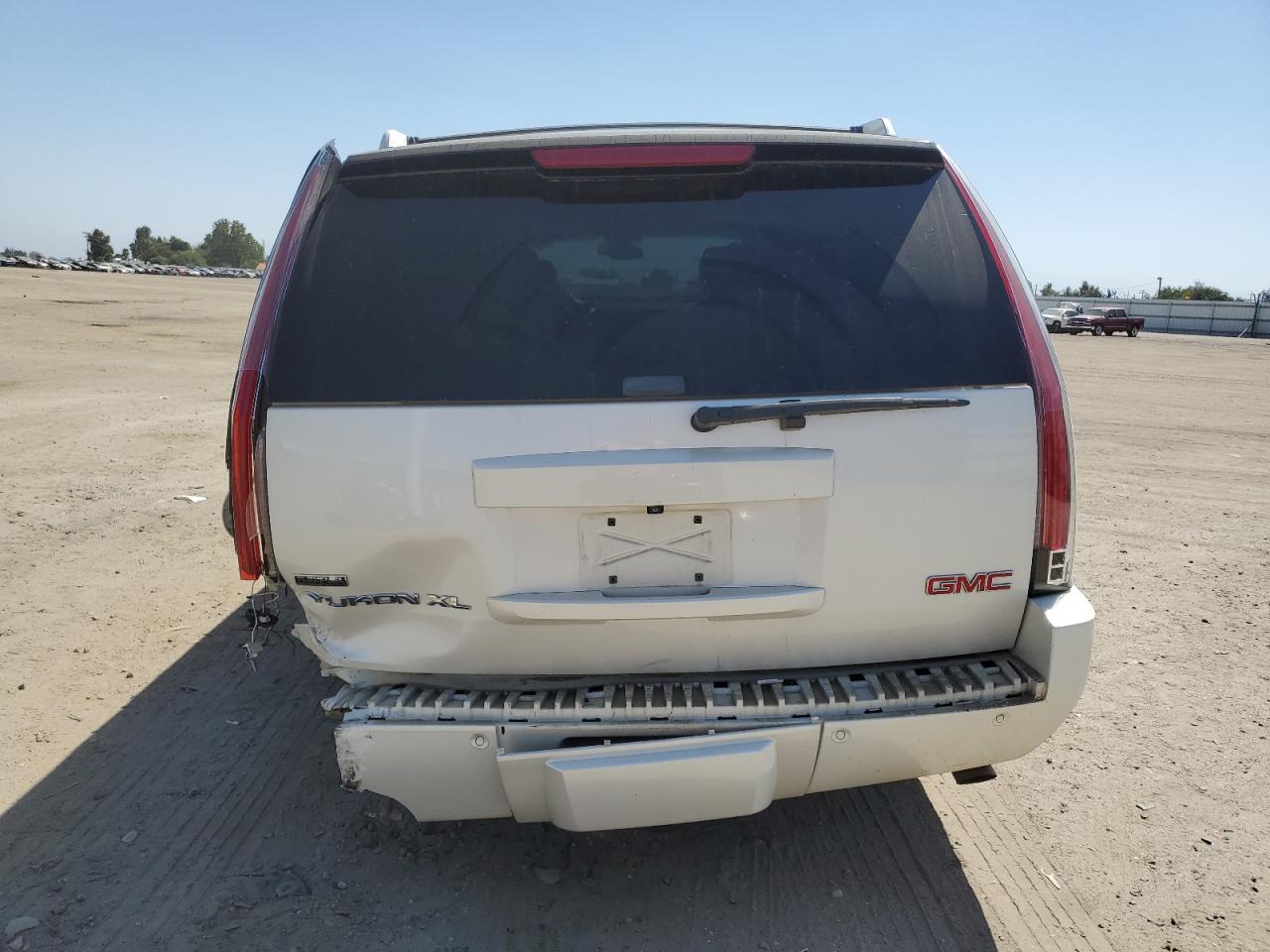 Photo 5 VIN: 1GKS1MEF5BR117943 - GMC YUKON 