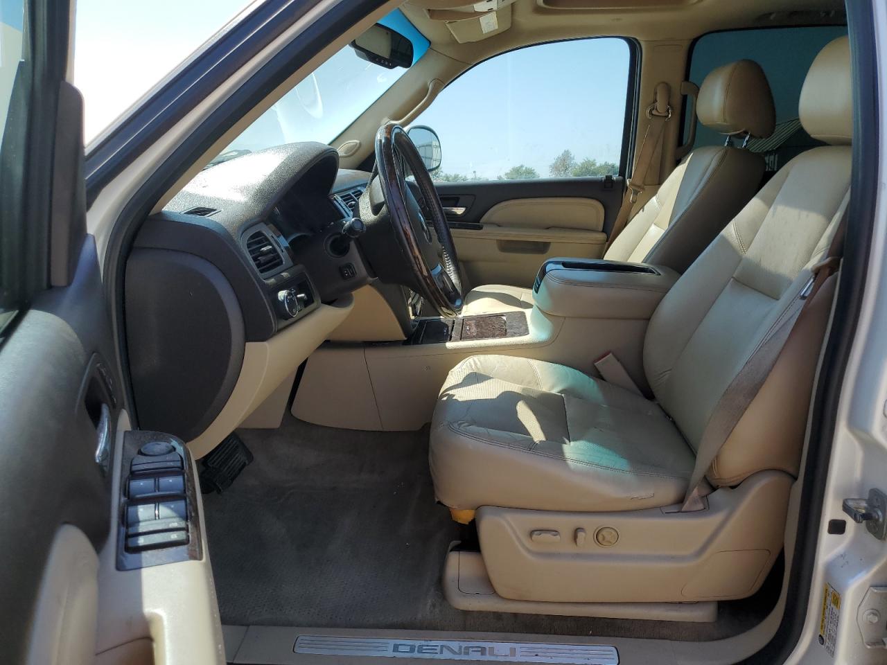 Photo 6 VIN: 1GKS1MEF5BR117943 - GMC YUKON 