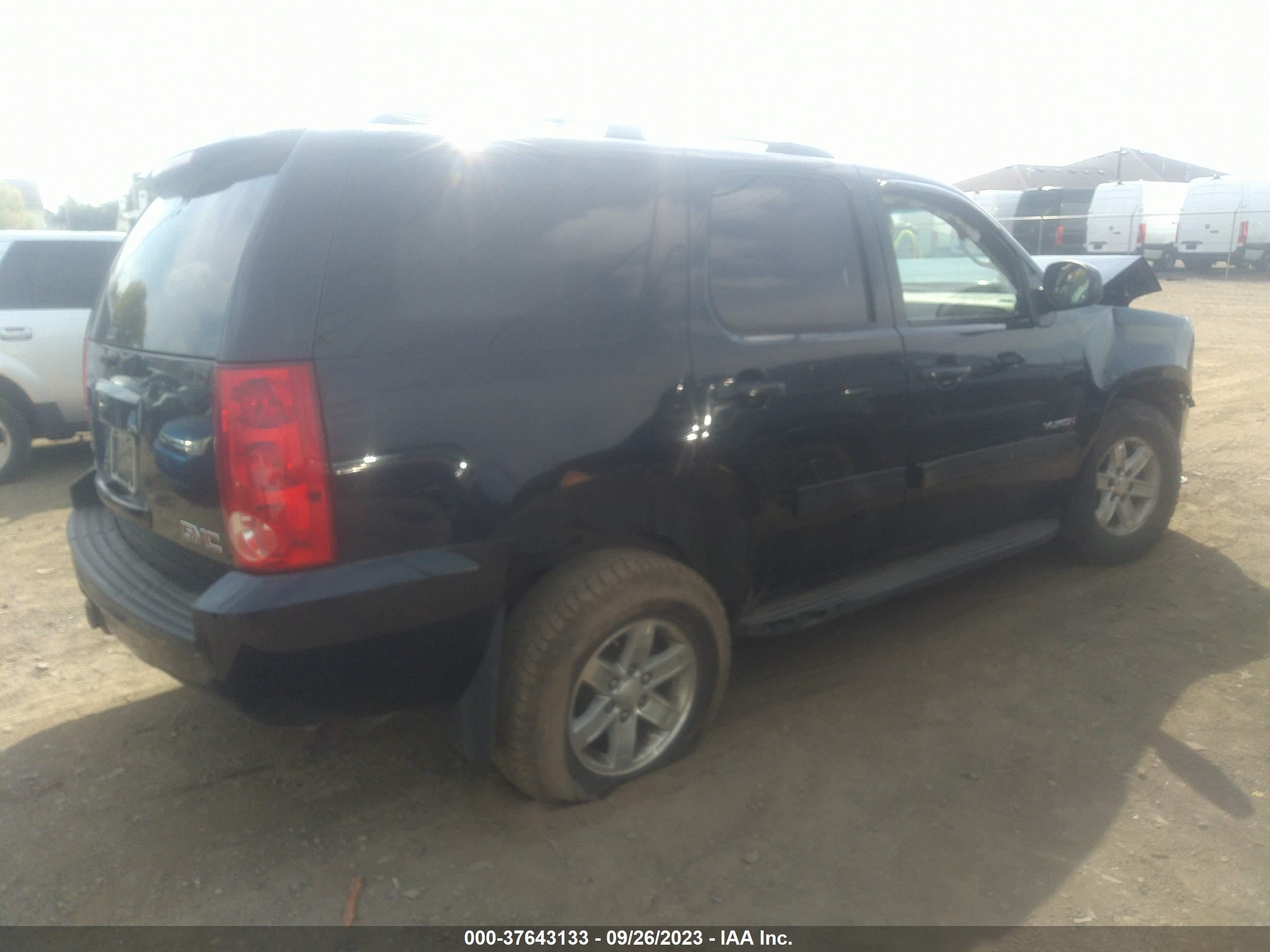 Photo 3 VIN: 1GKS2AE04BR230922 - GMC YUKON 