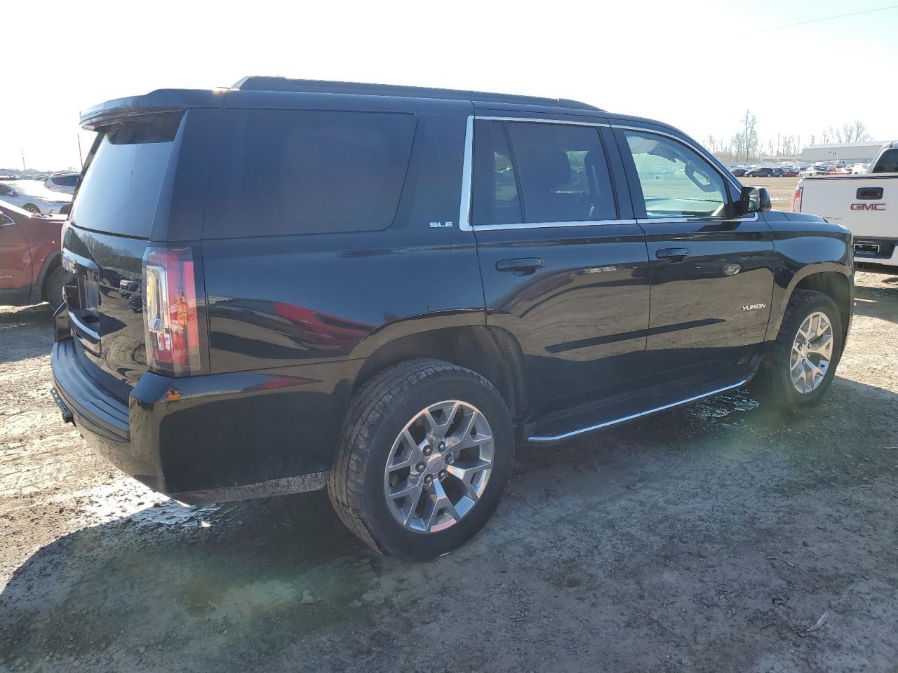 Photo 2 VIN: 1GKS2AKC8JR115690 - GMC YUKON 