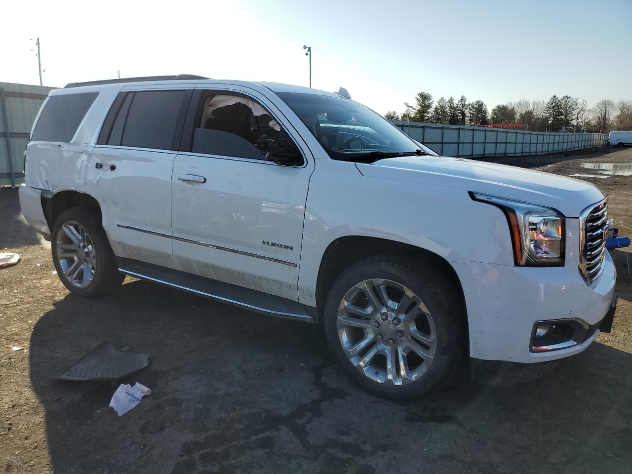 Photo 3 VIN: 1GKS2BKC4JR331297 - GMC YUKON 