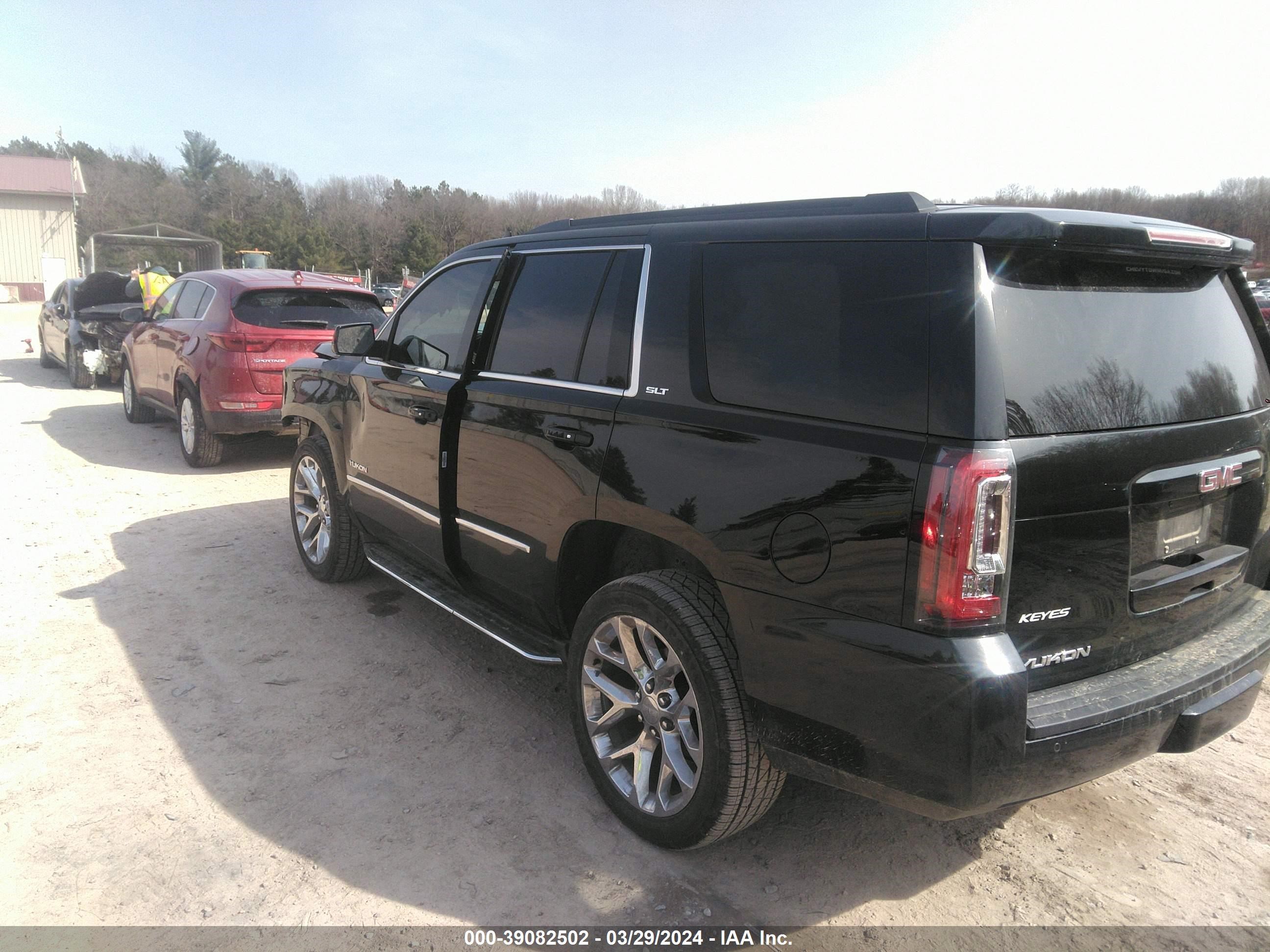 Photo 2 VIN: 1GKS2BKC5GR234375 - GMC YUKON 