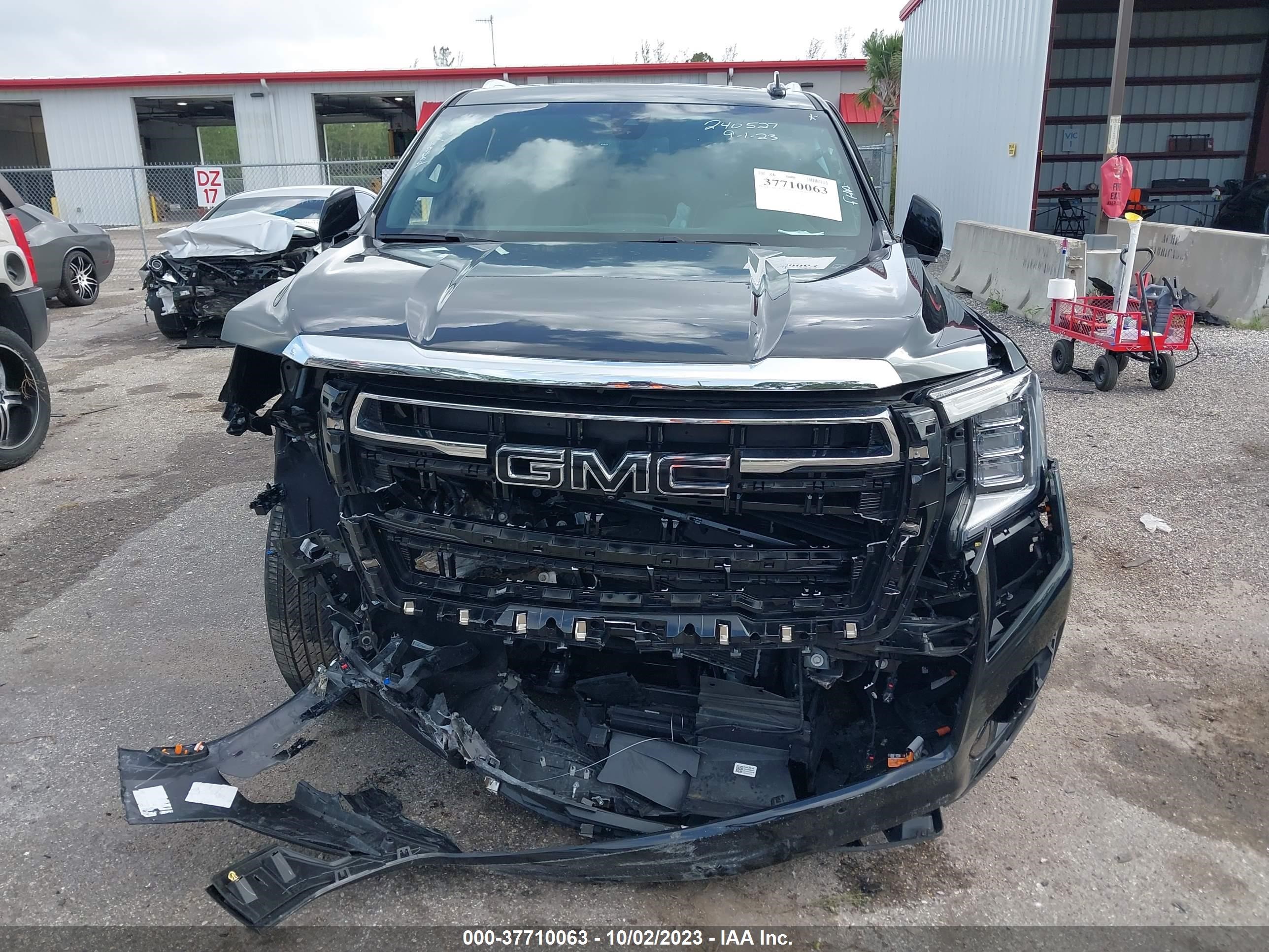 Photo 11 VIN: 1GKS2BKT6NR312188 - GMC YUKON 