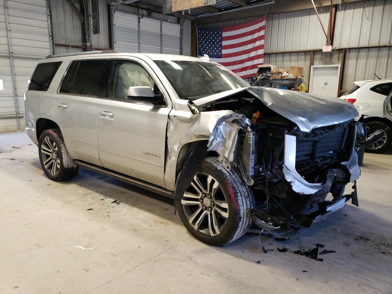 Photo 3 VIN: 1GKS2CKJ7JR225012 - GMC YUKON 