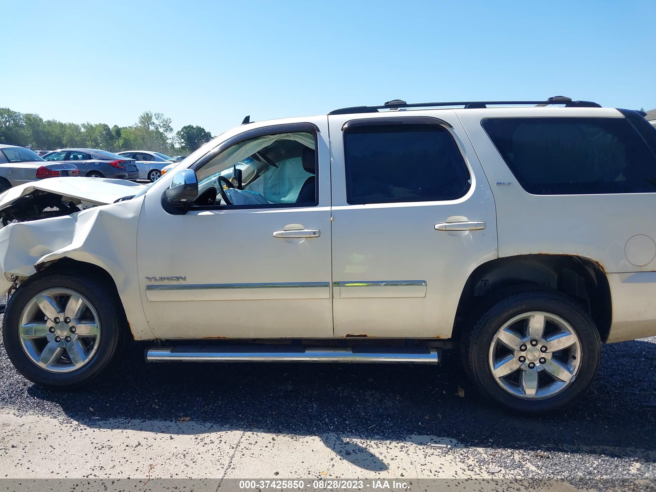 Photo 14 VIN: 1GKS2DE09BR243991 - GMC YUKON 