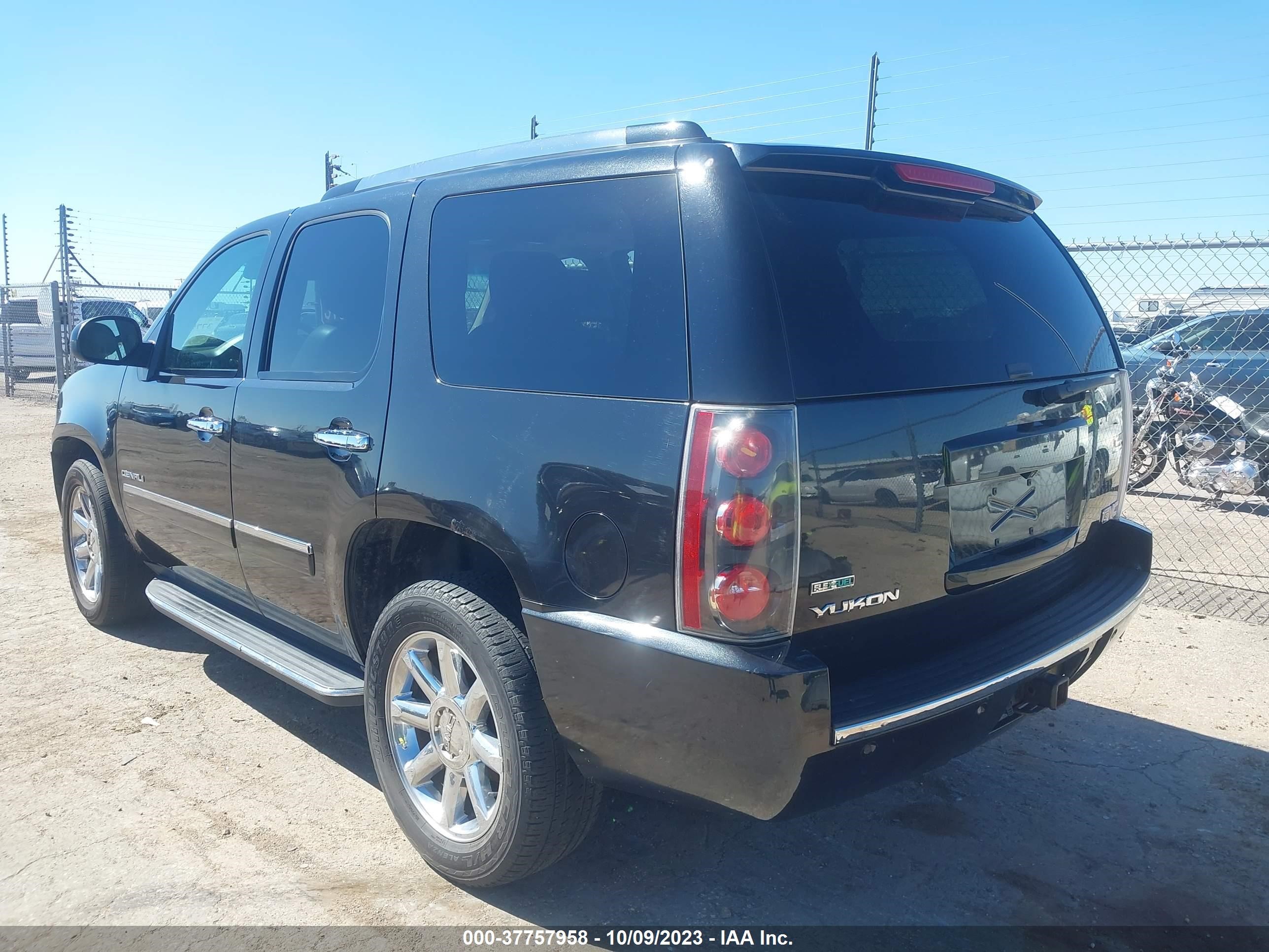 Photo 2 VIN: 1GKS2EEF1CR216599 - GMC YUKON 