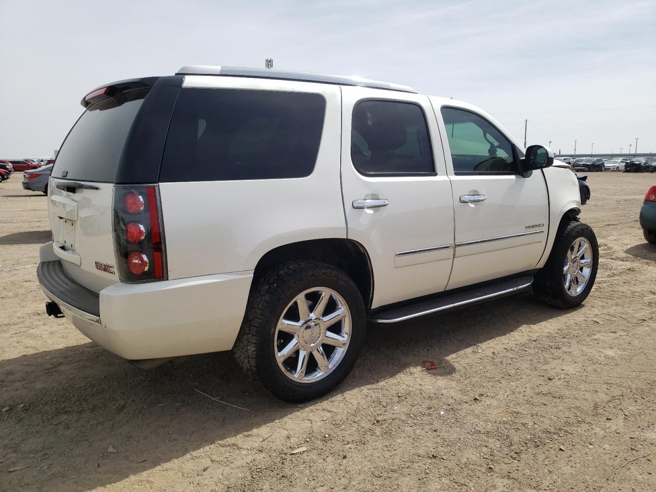 Photo 2 VIN: 1GKS2EEF3DR185762 - GMC YUKON 