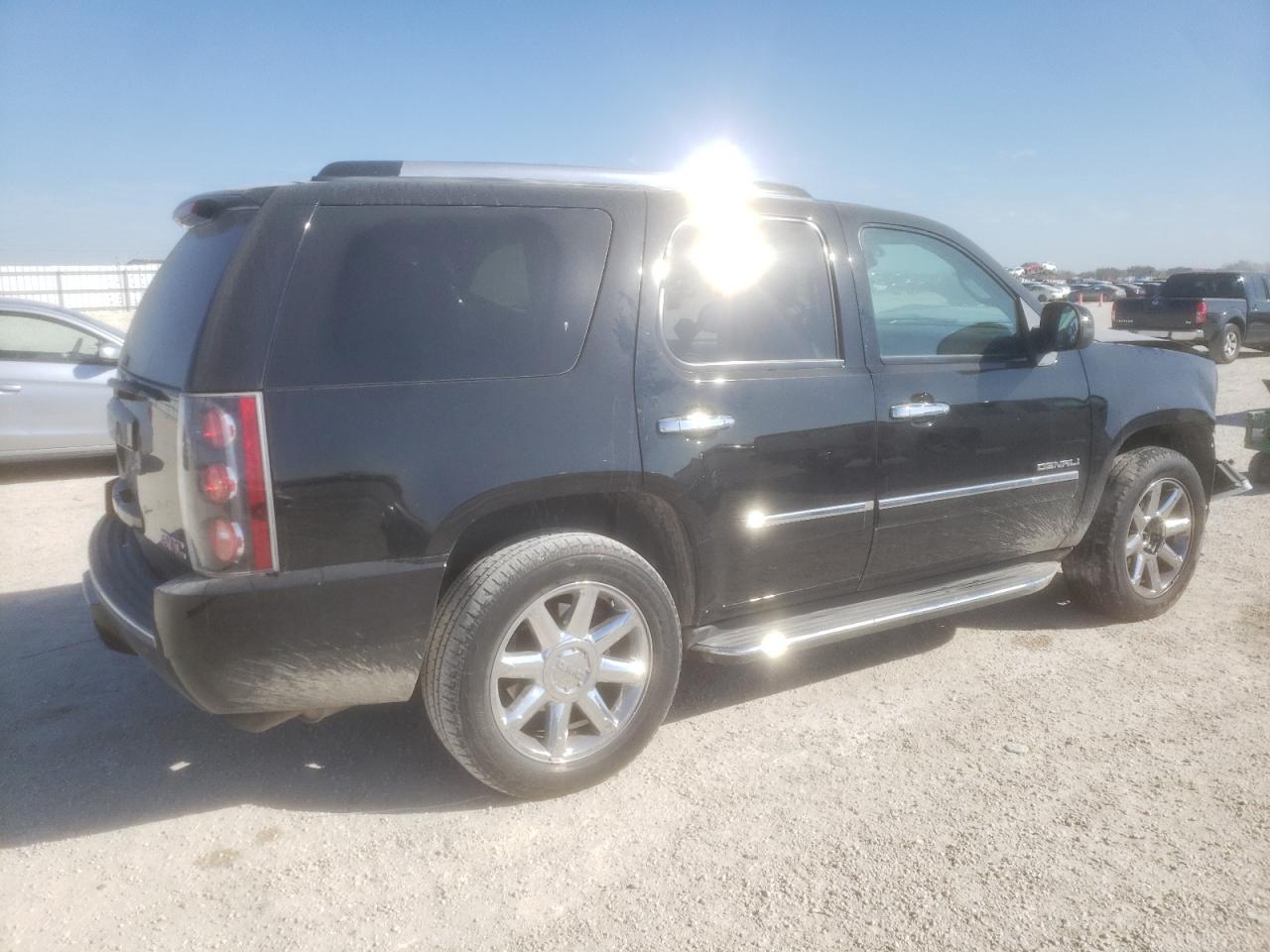 Photo 2 VIN: 1GKS2EEF5ER138931 - GMC YUKON 