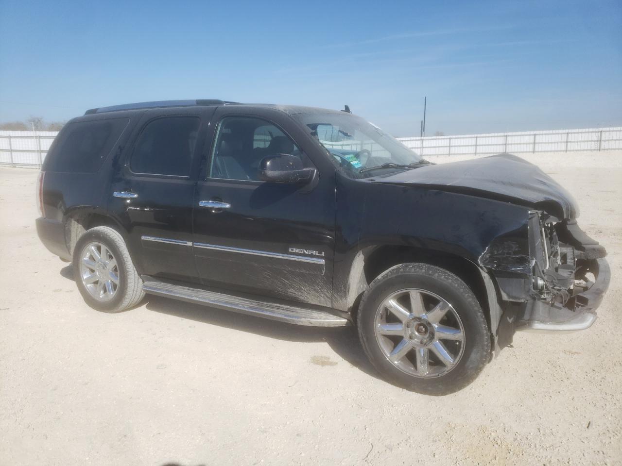 Photo 3 VIN: 1GKS2EEF5ER138931 - GMC YUKON 