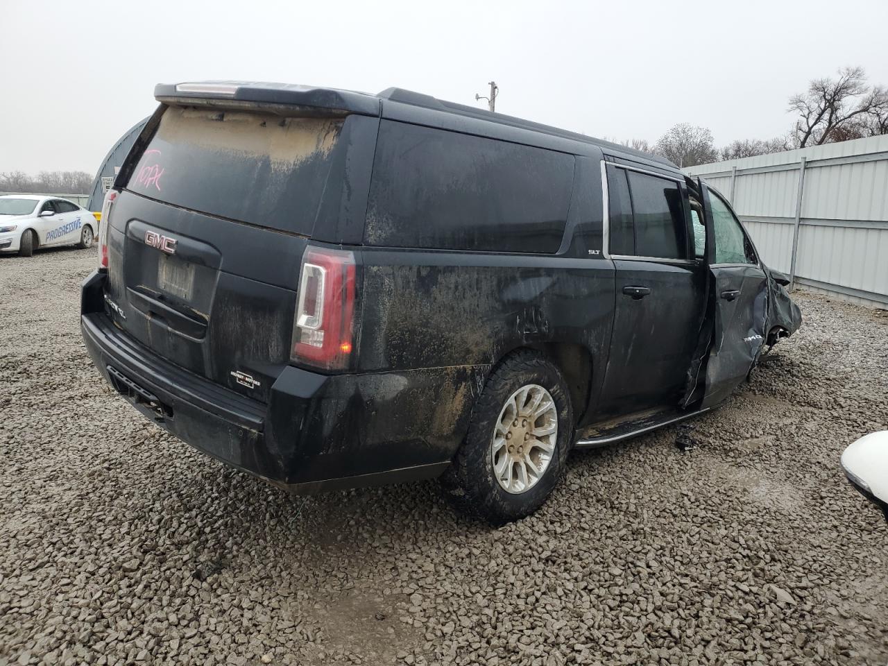 Photo 2 VIN: 1GKS2GKC0KR400601 - GMC YUKON 