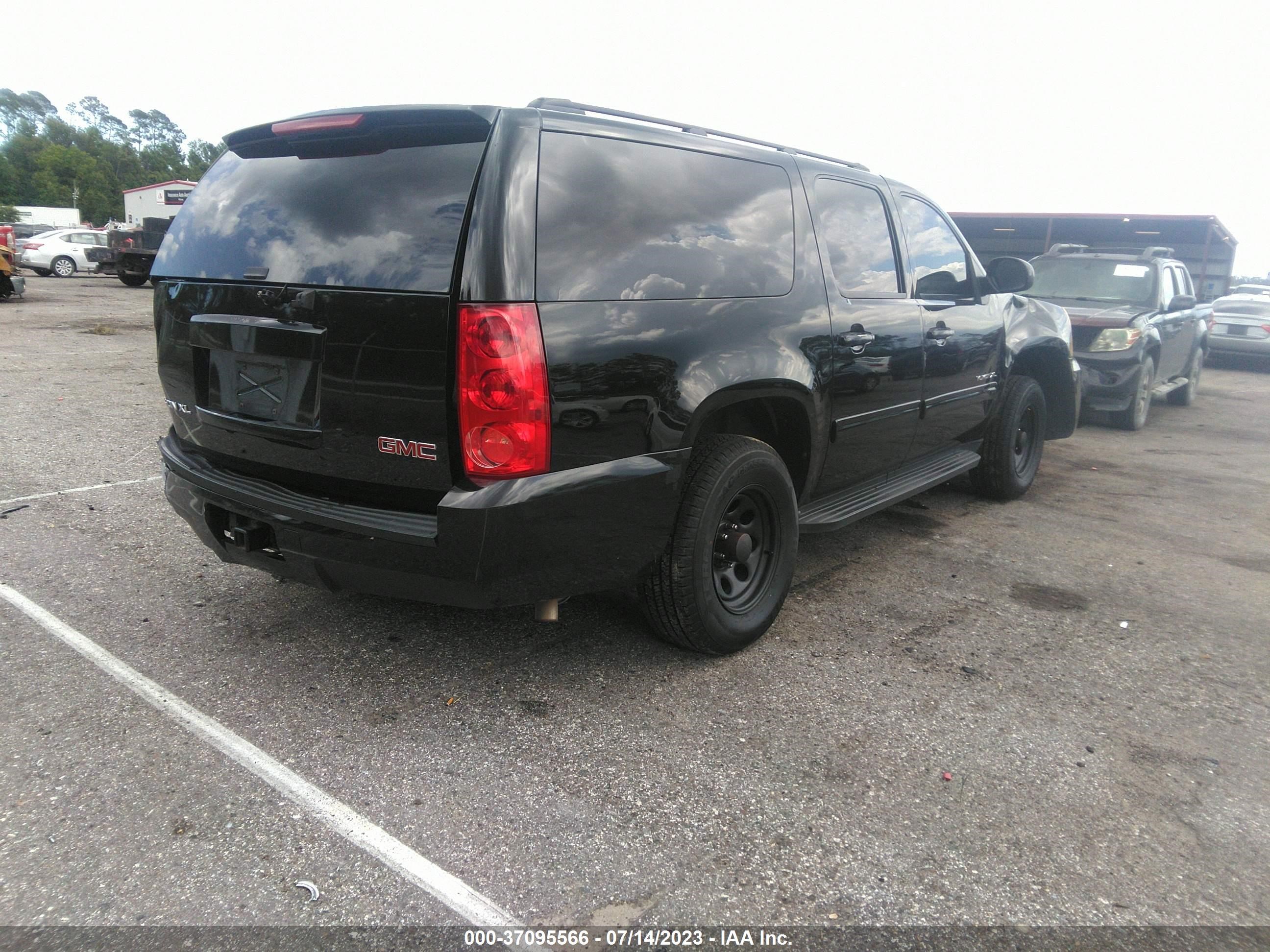 Photo 3 VIN: 1GKS2HE32BR392468 - GMC YUKON 