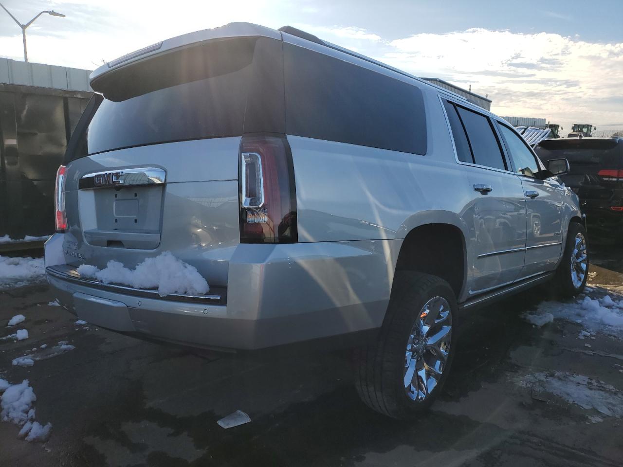 Photo 2 VIN: 1GKS2HKJ0JR330231 - GMC YUKON 