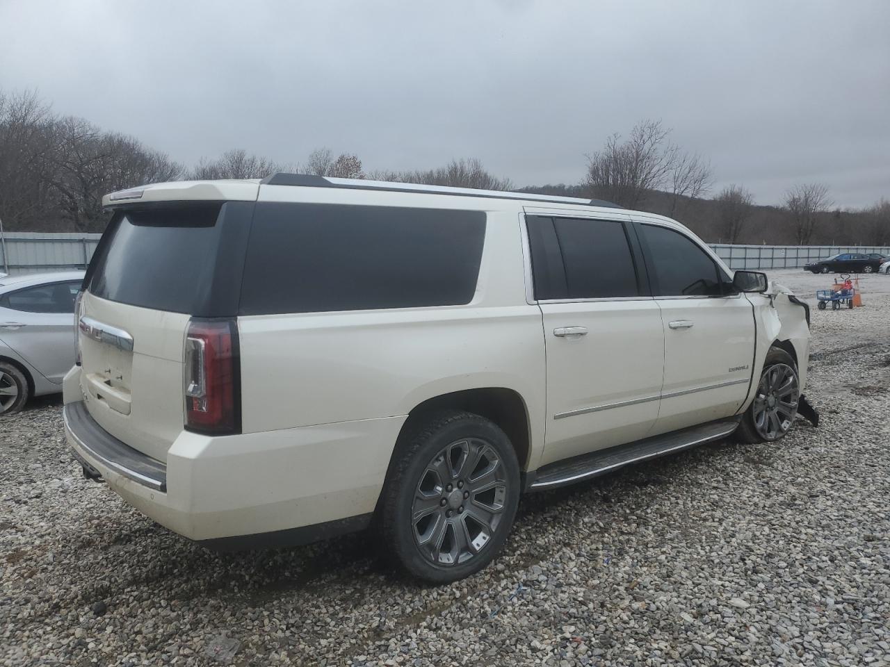 Photo 2 VIN: 1GKS2JKJ3FR614323 - GMC YUKON 