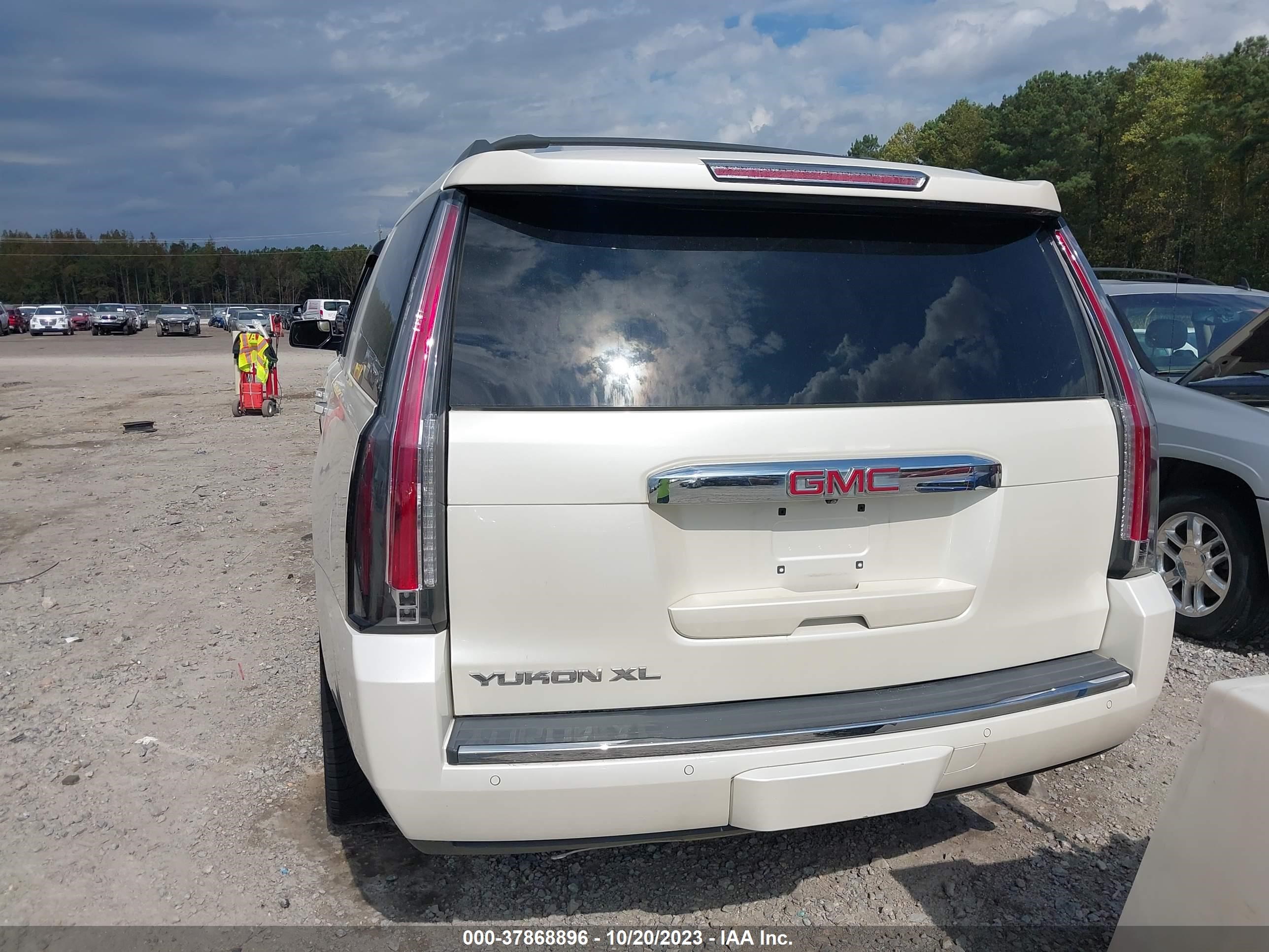 Photo 13 VIN: 1GKS2JKJ9FR276779 - GMC YUKON 