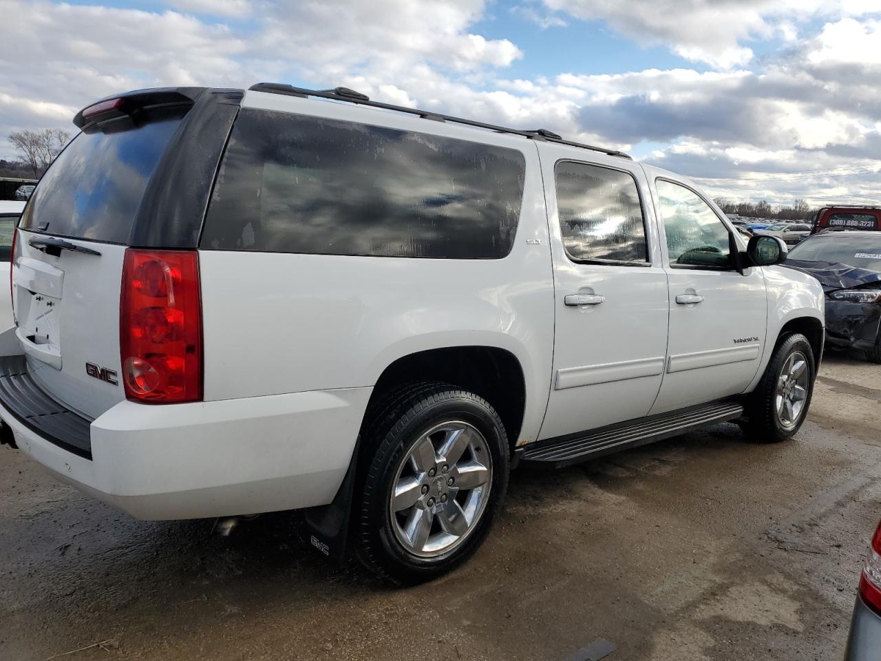 Photo 2 VIN: 1GKS2KE31BR225046 - GMC YUKON 