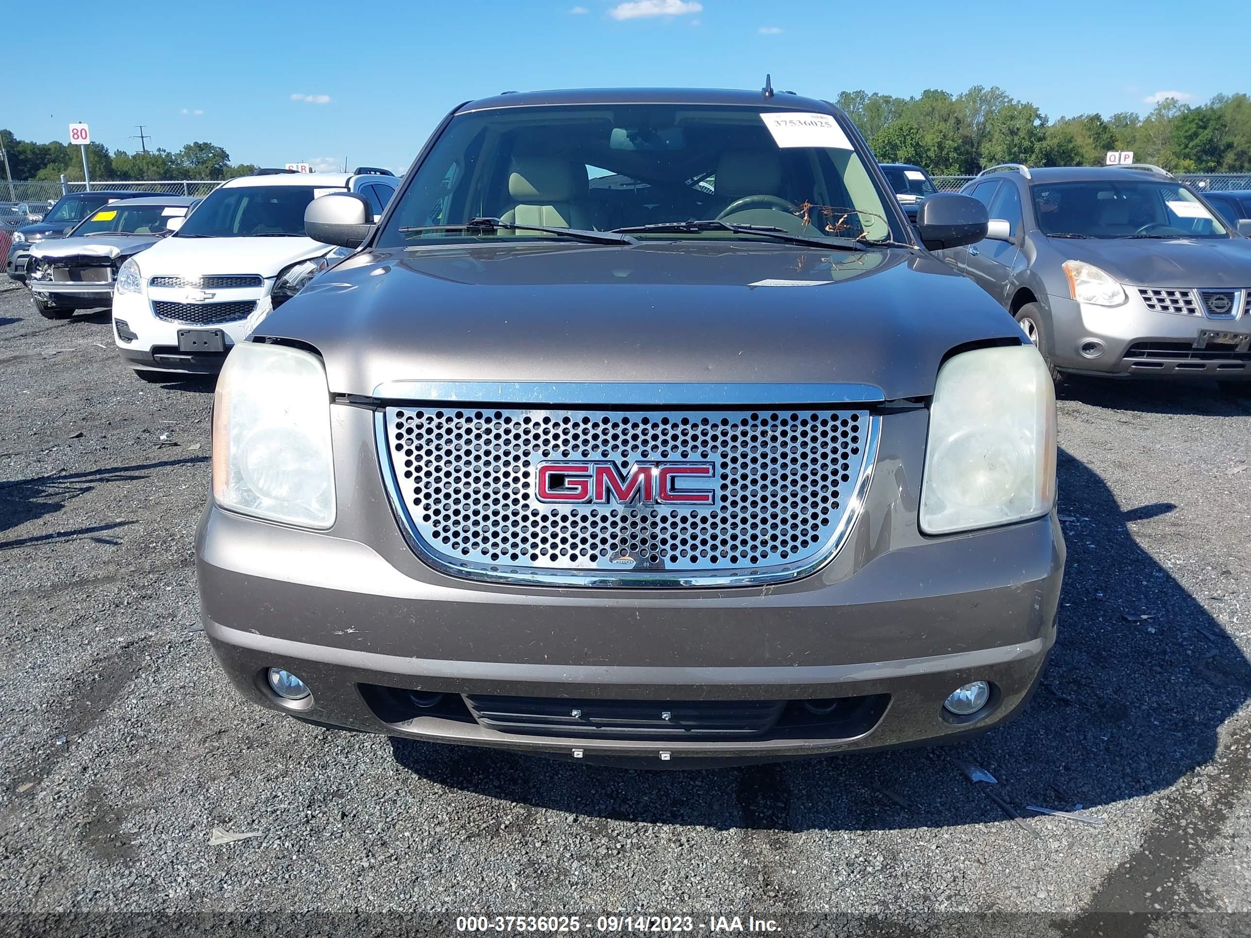 Photo 11 VIN: 1GKS2KE38BR384940 - GMC YUKON 