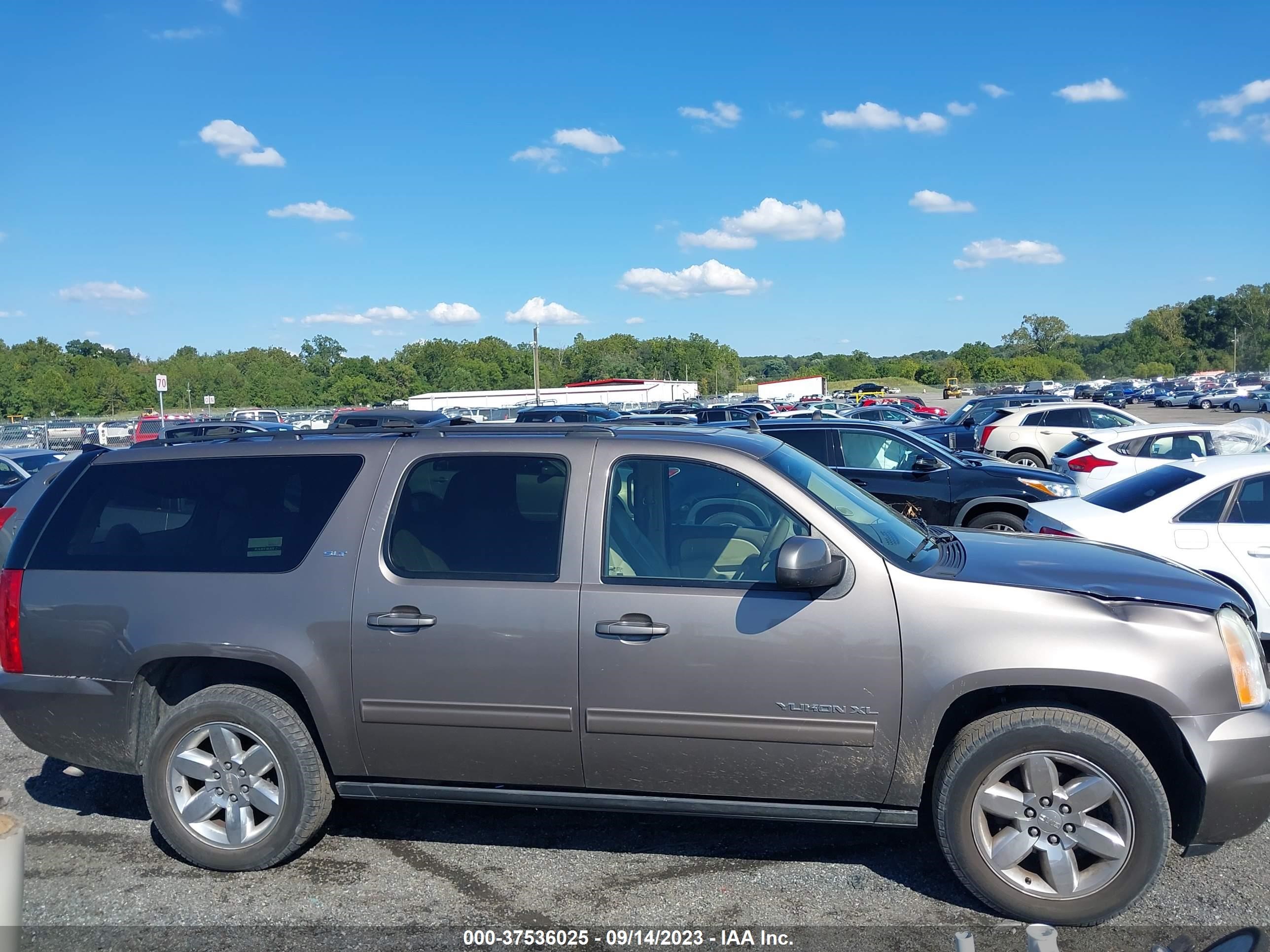 Photo 12 VIN: 1GKS2KE38BR384940 - GMC YUKON 