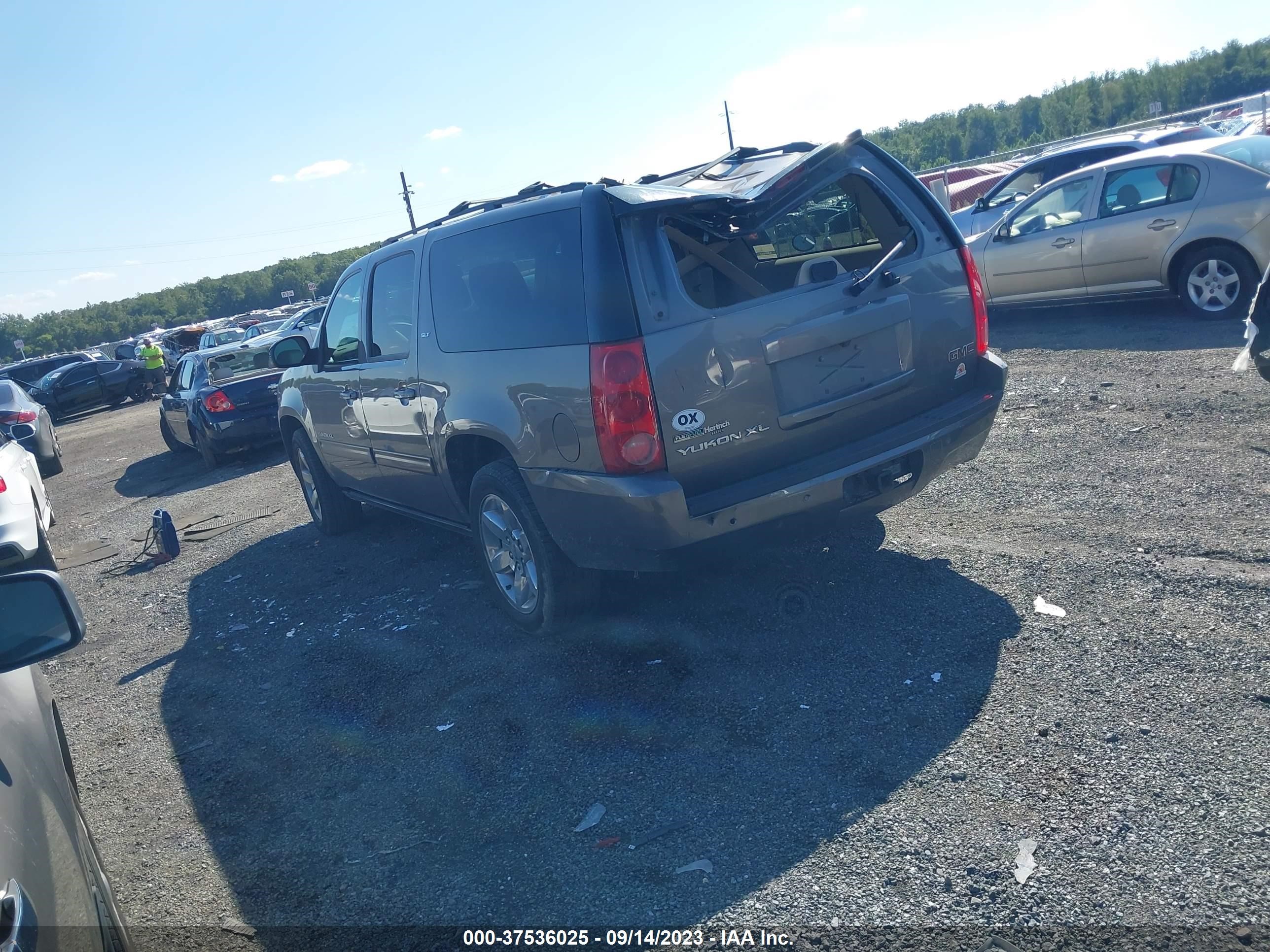 Photo 2 VIN: 1GKS2KE38BR384940 - GMC YUKON 