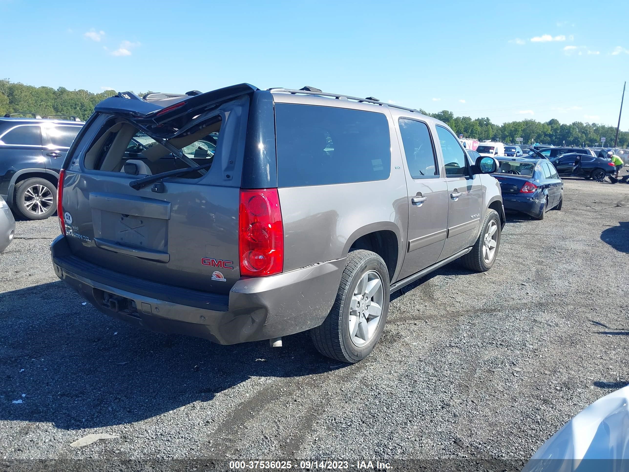 Photo 3 VIN: 1GKS2KE38BR384940 - GMC YUKON 