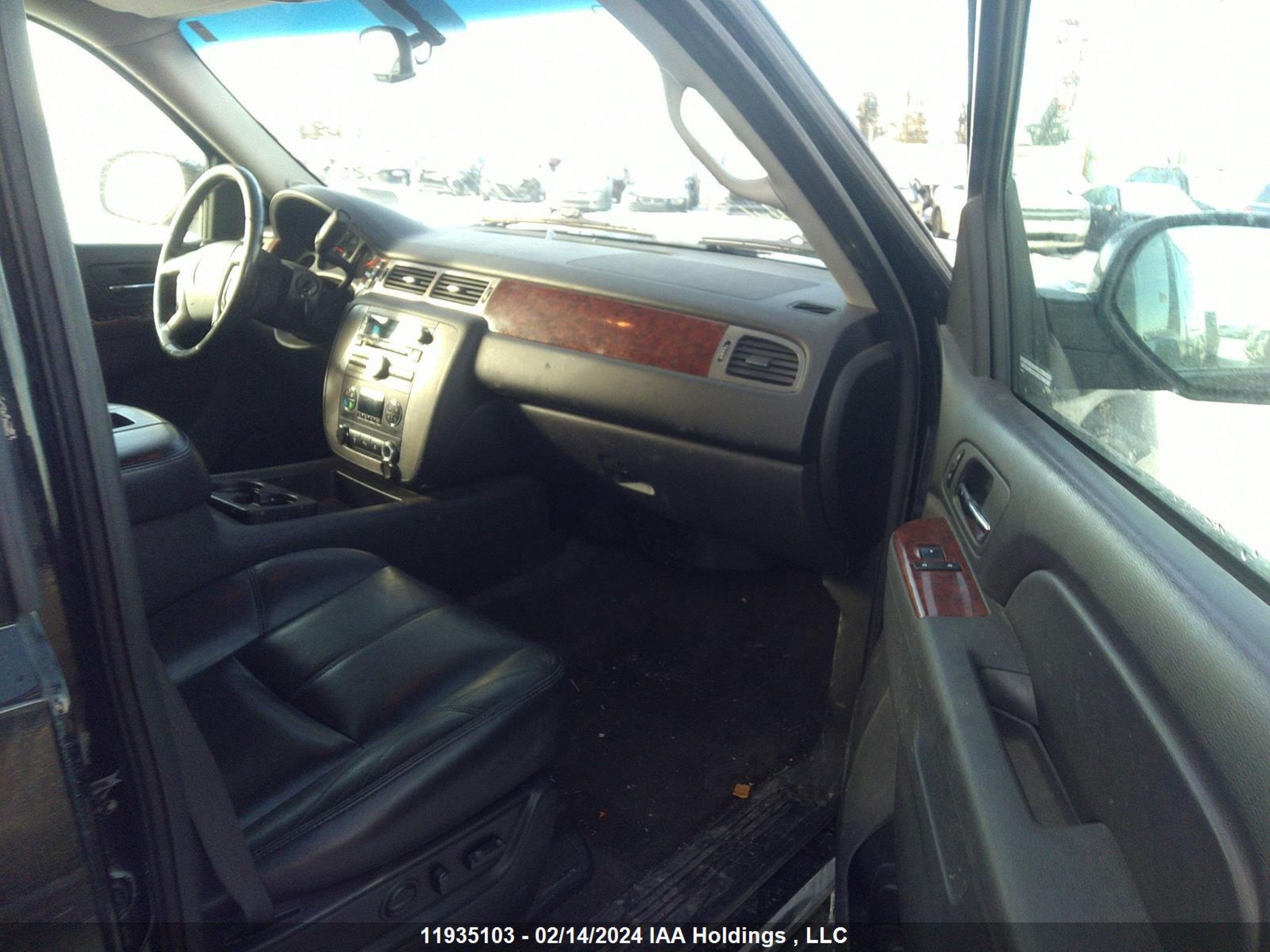 Photo 4 VIN: 1GKS2LE31BR323144 - GMC YUKON 