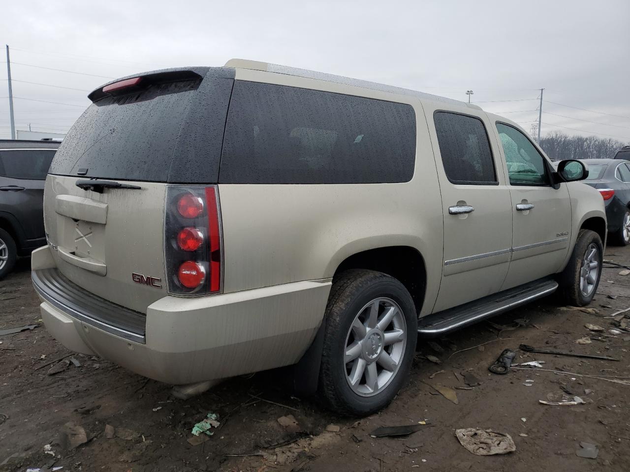 Photo 2 VIN: 1GKS2MEF7BR185951 - GMC YUKON 