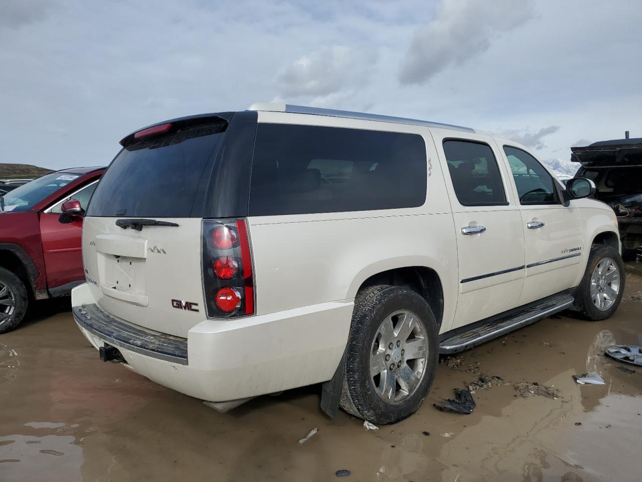 Photo 2 VIN: 1GKS2MEF9BR334733 - GMC YUKON 