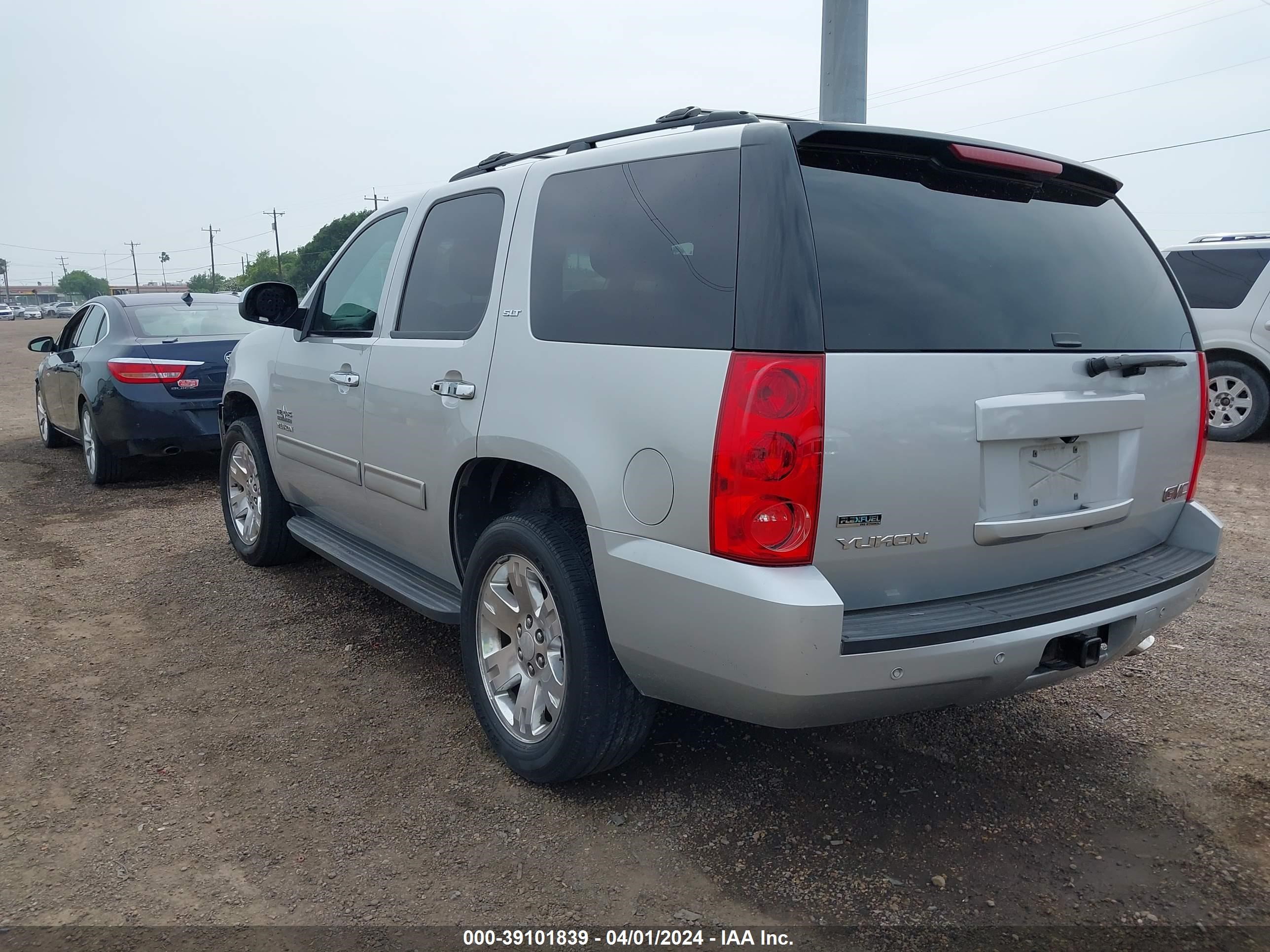 Photo 2 VIN: 1GKUCCE07AR146223 - GMC YUKON 